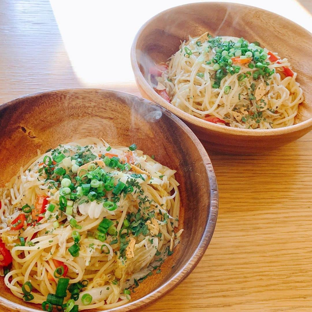 葉月里緒奈さんのインスタグラム写真 - (葉月里緒奈Instagram)「お家ランチは相変わらず麺ばかり。 #おうちごはん#ランチ#パスタランチ#しらすのペペロンチーノ #青の洞窟パスタソース #青の洞窟ペペロンチーニ#らーめん#野菜たっぷり #魚介豚骨 #行列のできる店のラーメン煮干しそば #rionahazuki」1月14日 8時26分 - riona_hazuki