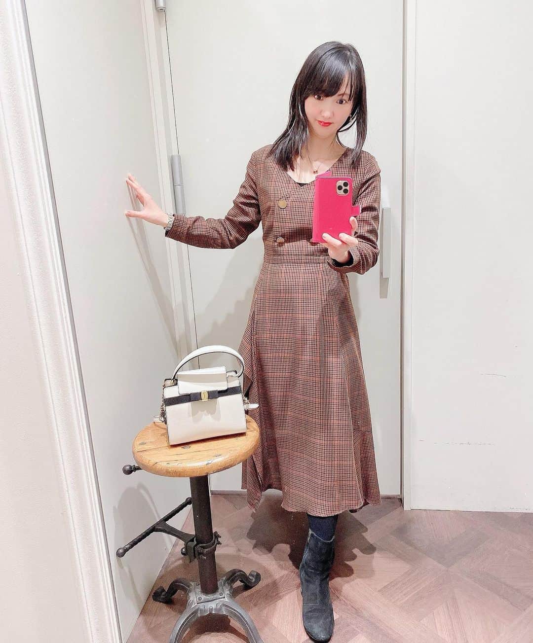 のインスタグラム：「* ♩.:*・♪・*:.♬.:*・♩*:.♬.:*・♩・♪:.♬ 　 　コーデ💓  👗⇨♡ @grace_continental.div  👜⇨ ♡ @ferragamo   　グレースの暖色系チェック柄が ツボです👗💓💓  ♩.:*・♪・*:.♬.:*・♩*:.♬.:*・♩・♪:.♬  #コーデ #コーディネート #code  #cordinate  #izumiコーデ 🎀　 #izumileコーデ  #イズミールコーデ #gracecontinental  #ferragamo  #グレースコンチネンタル #フェラガモ #大人可愛いコーデ  #CBK」