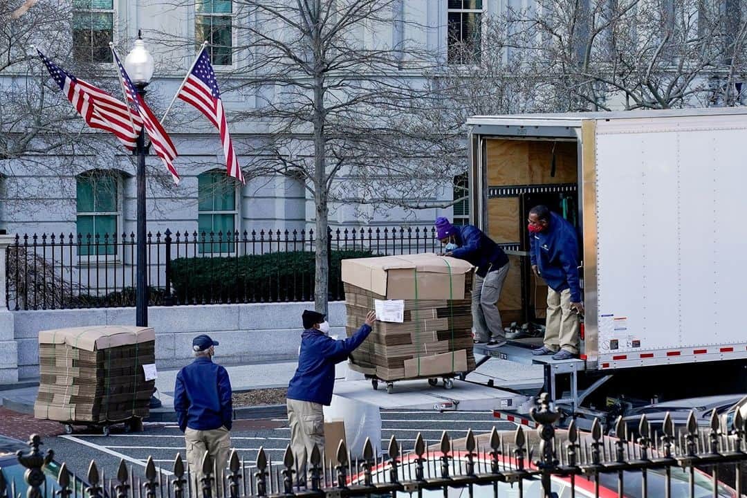 NBC Newsさんのインスタグラム写真 - (NBC NewsInstagram)「Workers unload pallets of unfolded boxes at the Executive Office Building on the White House grounds.⁠ ⁠ 📷 Erin Scott / @reuters」1月14日 8時28分 - nbcnews