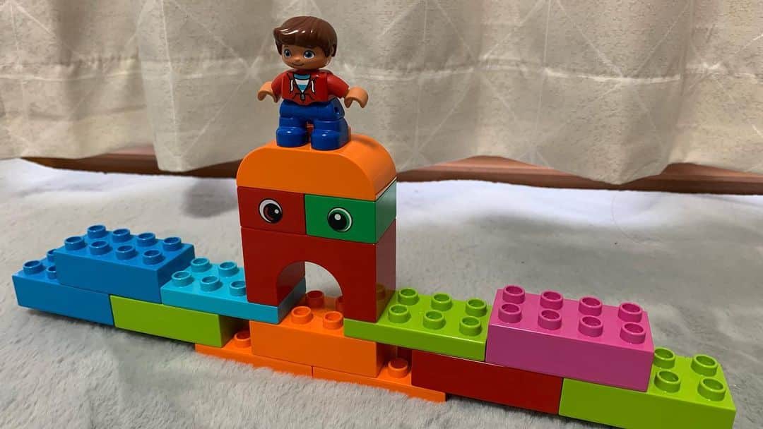 黒沼誠さんのインスタグラム写真 - (黒沼誠Instagram)「『ハンガーわなおき』  レゴデュプロでオリジナル作品を作りましたよぉ。  今回はホントにハンガーとしても使える作品にしたんだね。  作り方動画を後半にアップしてるよ〜  みんなにマネてね。  自由に作っちゃっていいからね😉  #LEGO #lego #legoduplo #レゴ #レゴデュプロ #レゴキッズ #レゴオリジナル作品 #ハンガー #半沢直樹 #子供 #子供の人気者になりたい #いや人類の人気者になりたい #楽しんでやるのが1番 #好きなものをやるのが1番 #みんなも自分が1番好きなものを探してみよう #レゴ作品を作ってレゴヌマに見せてね #知育玩具 #レゴブロック #ブロック遊び #レゴ好き #レゴ芸人 #レゴヌマ #legostagram #legolover #instagram」1月14日 8時47分 - bfkuronuma