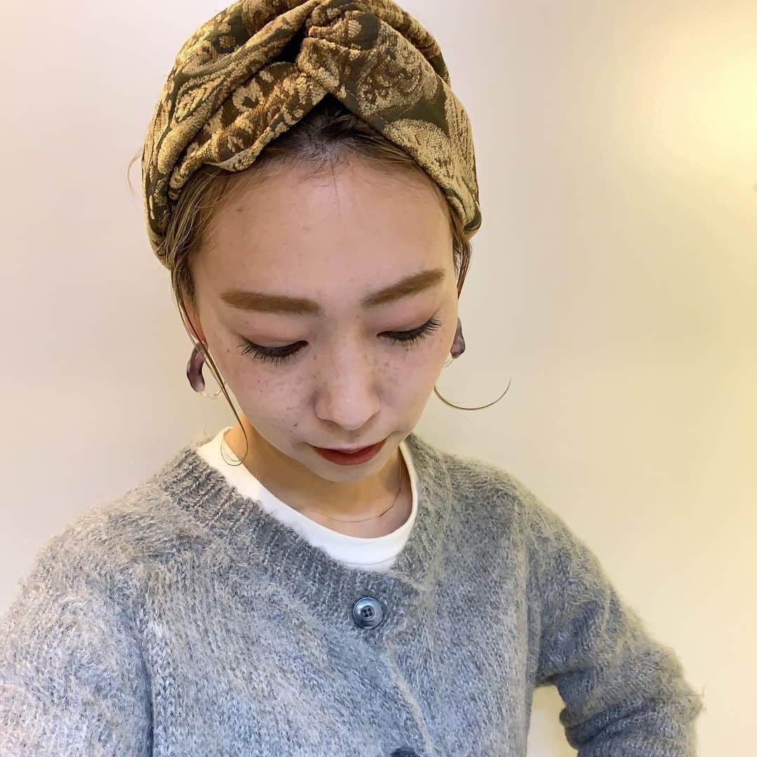 YU-U（工藤由布）さんのインスタグラム写真 - (YU-U（工藤由布）Instagram)「2021,01,14のアレンジ フロントすっきりターバンアレンジ☝🏻 輪っかにしてポニーフック🪝✨ 毛先はターバンのゴムに挟んでるよ🙌🏻 2枚目の後ろ向きで左手添えてるところだよー🚩 フロントスッキリの時はmakeしっかりめにね😚 モスグリーンマスカラでまつげの存在感UP✨ ターバン… @_.irodori._ ポニーフック&ピアス… @ciim_mayo & @ciim_chihiro ・・・ #ヘアアレンジ #ミディアムアレンジ #ロブアレンジ  #uロブアレンジ #hairarrange #hairstyle #tcbsnap #ciim #ターバンヘア」1月14日 8時41分 - nyan22u22nyan