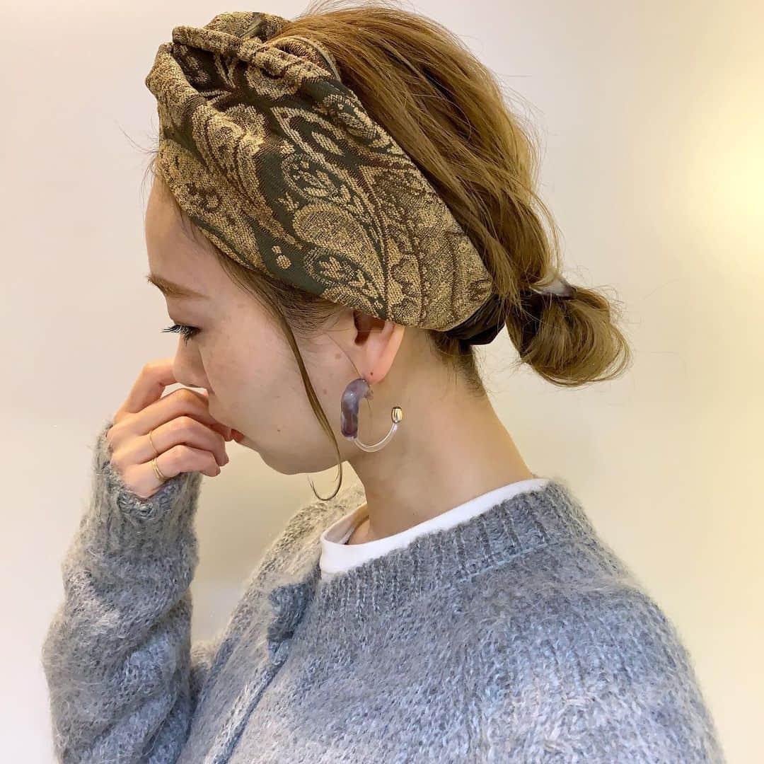YU-U（工藤由布）さんのインスタグラム写真 - (YU-U（工藤由布）Instagram)「2021,01,14のアレンジ フロントすっきりターバンアレンジ☝🏻 輪っかにしてポニーフック🪝✨ 毛先はターバンのゴムに挟んでるよ🙌🏻 2枚目の後ろ向きで左手添えてるところだよー🚩 フロントスッキリの時はmakeしっかりめにね😚 モスグリーンマスカラでまつげの存在感UP✨ ターバン… @_.irodori._ ポニーフック&ピアス… @ciim_mayo & @ciim_chihiro ・・・ #ヘアアレンジ #ミディアムアレンジ #ロブアレンジ  #uロブアレンジ #hairarrange #hairstyle #tcbsnap #ciim #ターバンヘア」1月14日 8時41分 - nyan22u22nyan