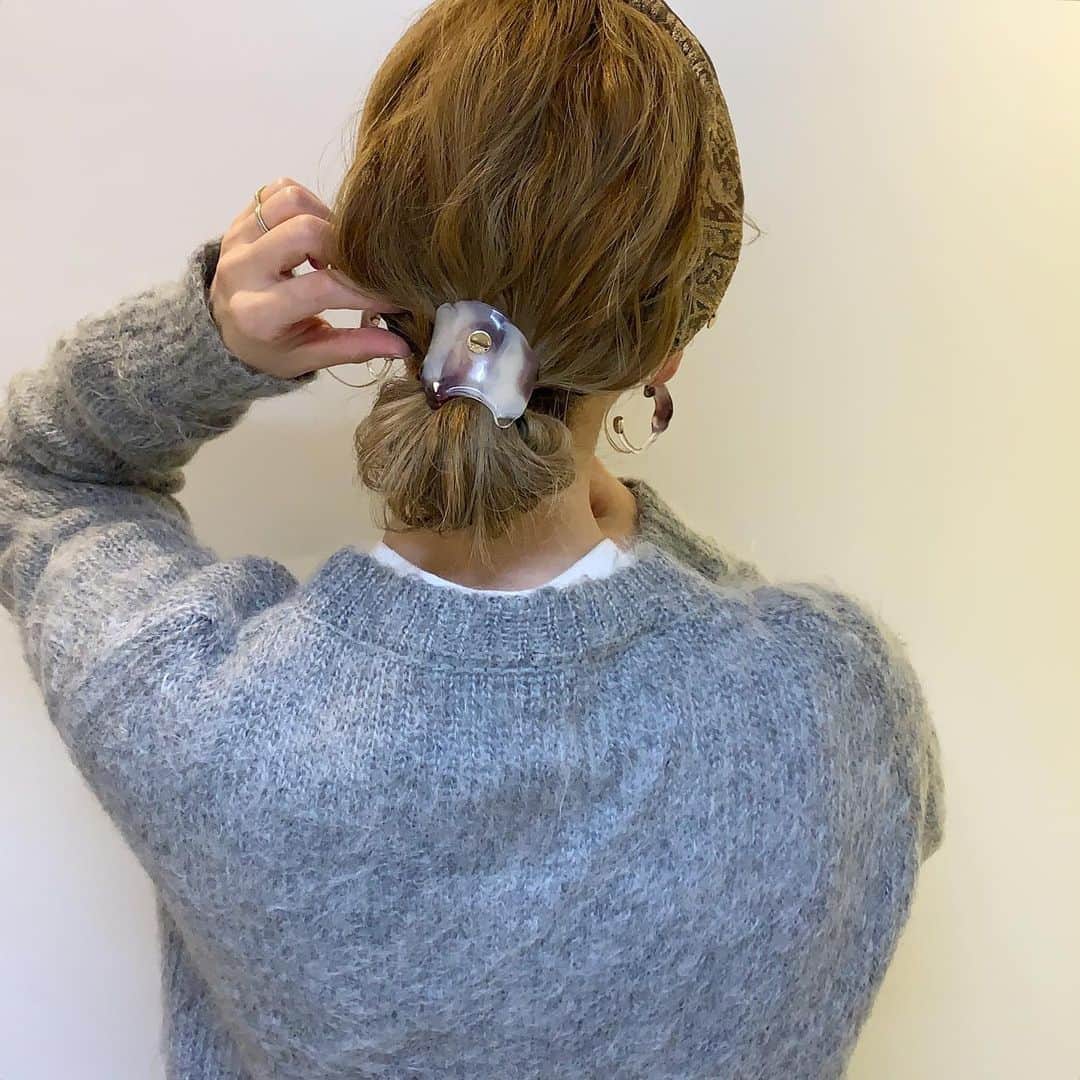 YU-U（工藤由布）さんのインスタグラム写真 - (YU-U（工藤由布）Instagram)「2021,01,14のアレンジ フロントすっきりターバンアレンジ☝🏻 輪っかにしてポニーフック🪝✨ 毛先はターバンのゴムに挟んでるよ🙌🏻 2枚目の後ろ向きで左手添えてるところだよー🚩 フロントスッキリの時はmakeしっかりめにね😚 モスグリーンマスカラでまつげの存在感UP✨ ターバン… @_.irodori._ ポニーフック&ピアス… @ciim_mayo & @ciim_chihiro ・・・ #ヘアアレンジ #ミディアムアレンジ #ロブアレンジ  #uロブアレンジ #hairarrange #hairstyle #tcbsnap #ciim #ターバンヘア」1月14日 8時41分 - nyan22u22nyan