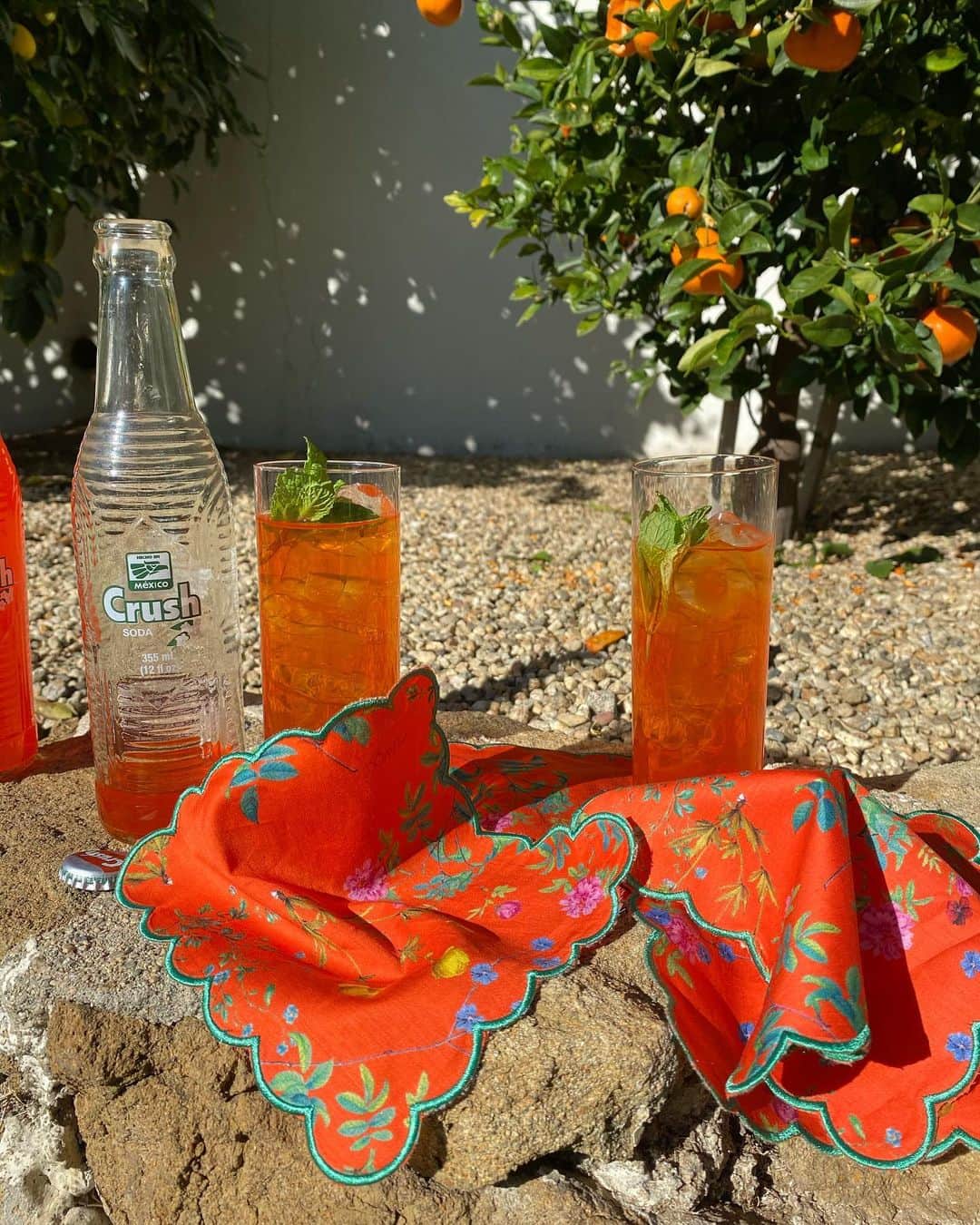 シンシア ローリーのインスタグラム：「Orange Crush🍊 New cocktail napkins!」