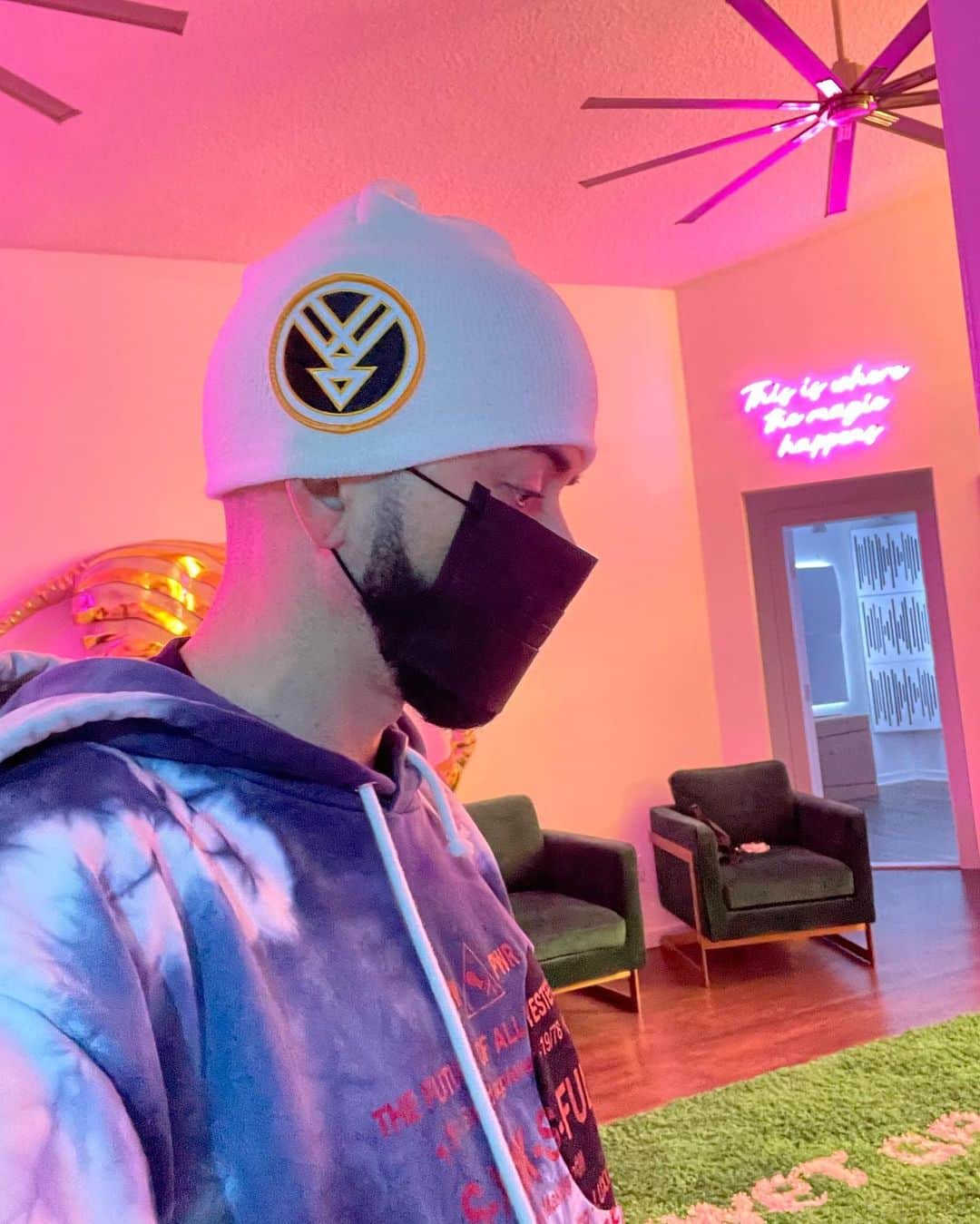 ヤンデルのインスタグラム：「Pueden entrar a www.yandel.com y pueden accesar la tienda; hay muchos modelos disponibles #YandelMerch #OnlineStore」