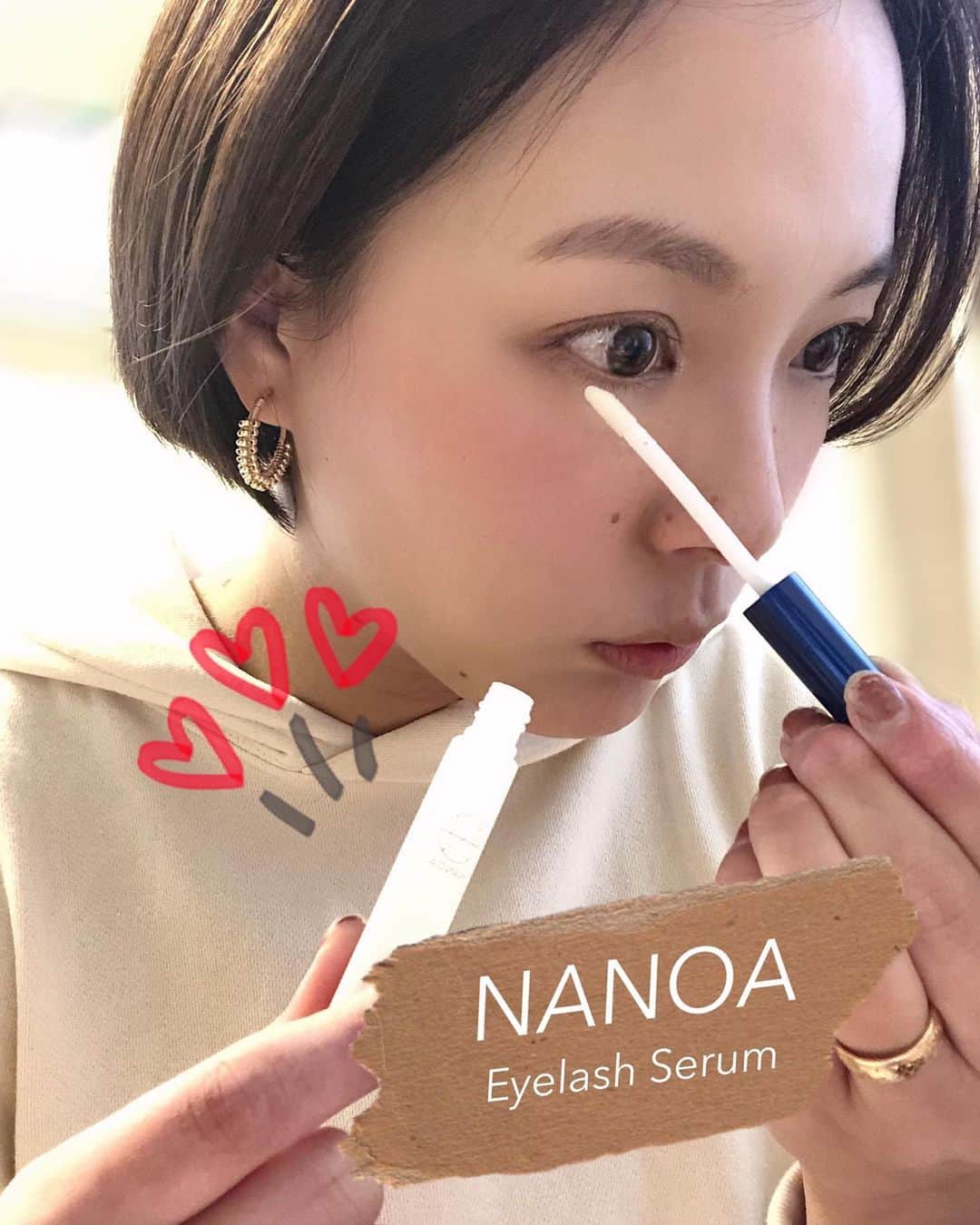 のインスタグラム：「: #eyelashserum . . 自粛期間 マスク生活 目元大事ーーーー＼＼\(۶•̀ᴗ•́)۶//／／  ということで 絶賛まつ育中です🤗💛  @nanoa.official の #まつげ美容液 を使ってるのだけど たくさんある #まつ毛美容液 の中で なぜこれを選んだのかというと… ☟☟☟  ︎︎︎︎☑︎ 美容皮膚科医監修で安心 ︎︎︎︎☑︎ 5大高級まつ毛ケア成分を全て配合 ( ワイドラッシュ・リデンシル・ピディオキシジル・キャピキシル・プロキャピル ) ︎︎︎︎☑︎ 圧倒的保湿力 ( ビタミンC誘導体・2種のヒアルロン酸・プラセンタ・3種のセラミド配合 ) ︎︎︎︎☑︎ 無添加 ( パラベン等 8つのフリー ) ︎︎︎︎☑︎ 徹底した品質管理 ( 製造から出荷まで全行程国内 )  どんなにぐんぐん伸びる❗ って口コミのものでも 沁みたり痒くなったり (人それぞれですが) 諸々トラブルも経験して 即効性より 安心して使えて 継続してみて良い❕と思えた #nanoa をリピート😌  チップ式で 根元から毛先まで塗りやすいから ズボラな人でも◎(🙋🏻‍♀️ 塗ったあと パリパリしたり白浮きしたりしないので メイク前にも使えてよきです😌💛  Amazonで買ってます👛 2点まとめ買いで5%offのキャンペーンしてたから まとめ買いしちゃった✌️ 【 NANOA 】で検索してみてね︎︎︎︎ ☑︎ . . . #ナノア#NANOA#まつ毛美容液#まつげ美容液#幹細胞コスメ#ヒト幹細胞 #pr #まつ育 #まつ育中 #まつ毛 #自粛期間の過ごし方 #おこもり美容 #おこもり生活 #美容強化月間 #まついく #自まつ毛 #自まつ毛派  #コスメ #お気に入りコスメ #cosme #beauty #モデル #読者モデル #ママモデル #beautyまとめ #美容 #美容好きな人と繋がりたい #まつ毛美容液すごい」