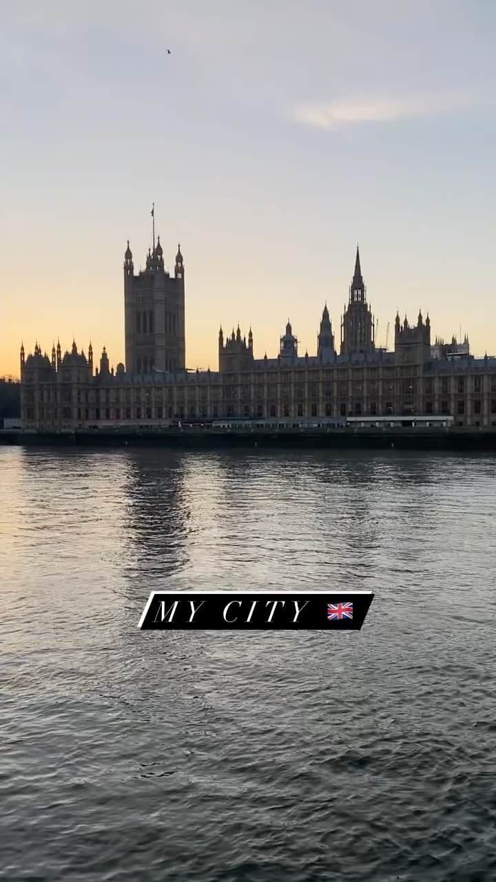 JO BAKERのインスタグラム：「This city gives me strength!!  This water and these walls have bare witness to so much!!! #londonhistory #vikings #blackplague #fireoflondon #warofroses #henrytudor #henry8th #henrytheeighth #anneboleyn #execution #government #housesofparliament #parliament established #treason #guyfawkes #gunpowderplot #kitcatclub #hellfireclub #hellfire and that’s all before 1726!!!!!!!!!!」