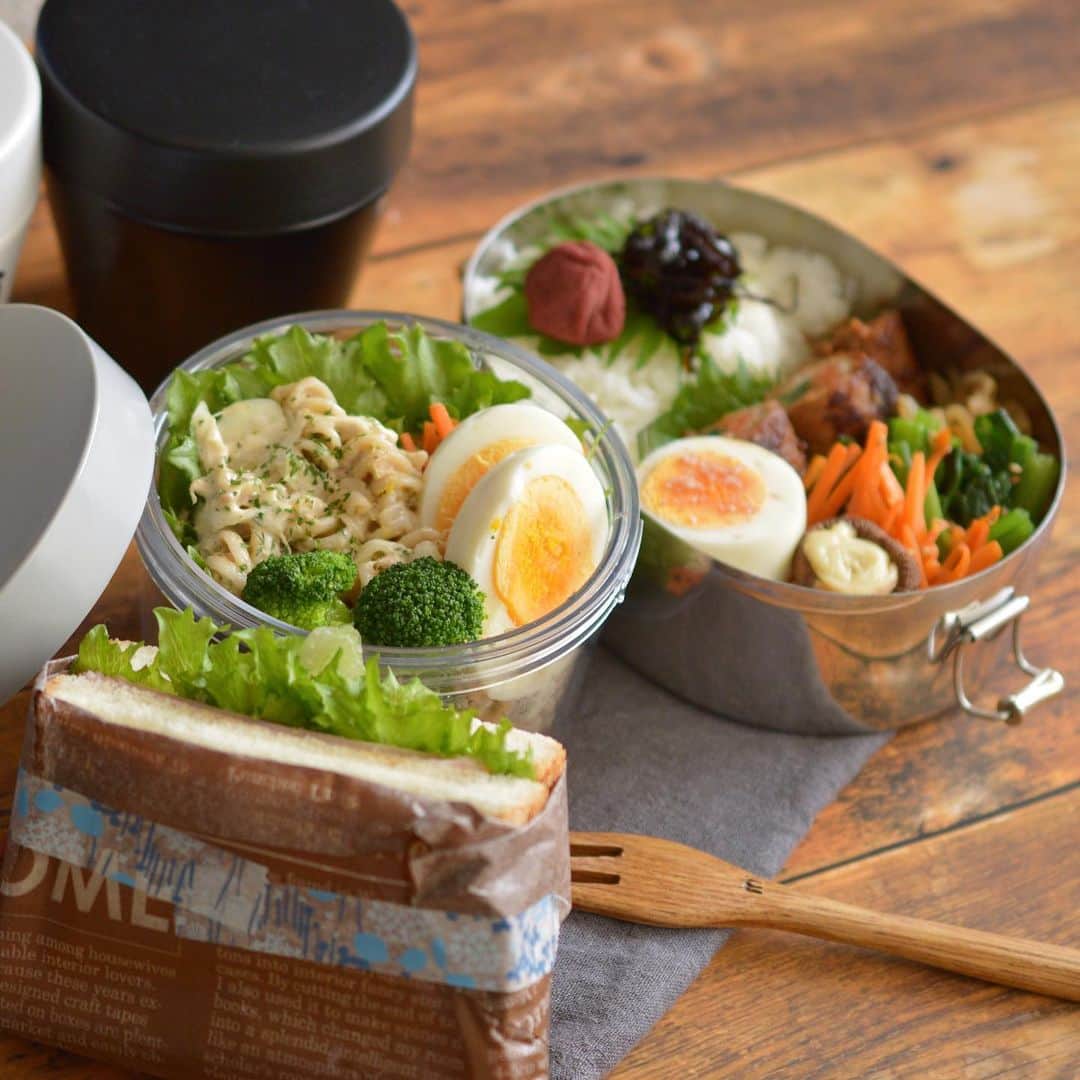 yukiyoのインスタグラム：「2021.1.14* ・ 今日のお弁当 ・ フジッリのサラダとトーストのハムサンド弁当 & 梅干しごはん ゆでたまご 肉巻き 大根炒り 小松菜ナムル 人参ごま炒め 椎茸チーズ焼き お湯を入れるお味噌汁付き ・ ・ 昨晩フジッリと玉ねぎツナのサラダを作りすぎ かなり余ったので今日の私のお弁当に。 サンドイッチいらなかったな 多分サラダでお腹いっぱい ・ ・ #お弁当 #obento #bento #lunch #lunchbox #onthetable #japanesefood #暮らし #lin_stagrammer #ロカリ #おうちごはんLover #マカロニメイト #IGersJP」