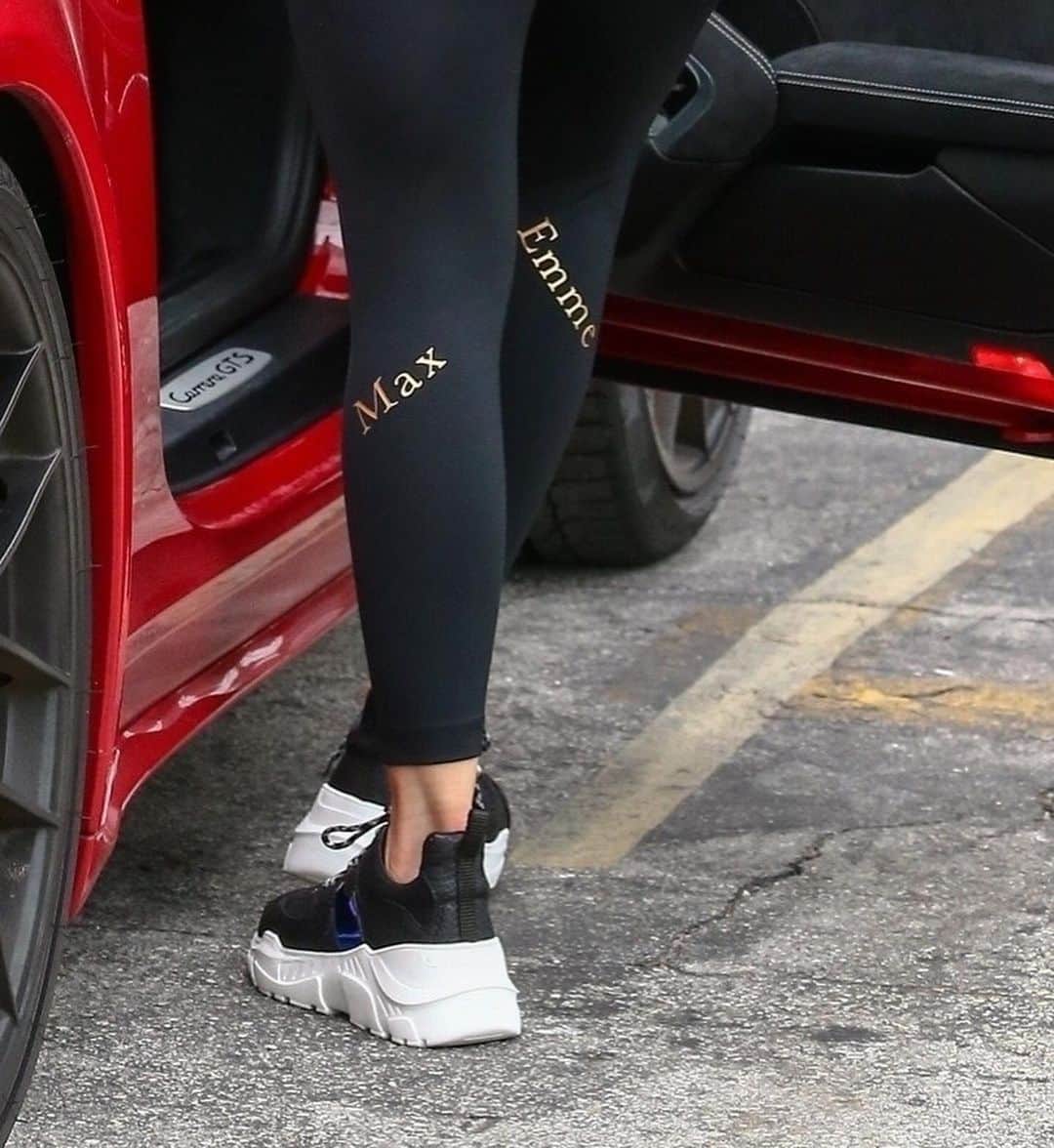 Just Jaredさんのインスタグラム写真 - (Just JaredInstagram)「@jlo leaves the gym in customized leggings featuring her kids’ names after a workout in Miami.  #JenniferLopez Photos: Backgrid」1月14日 9時05分 - justjared