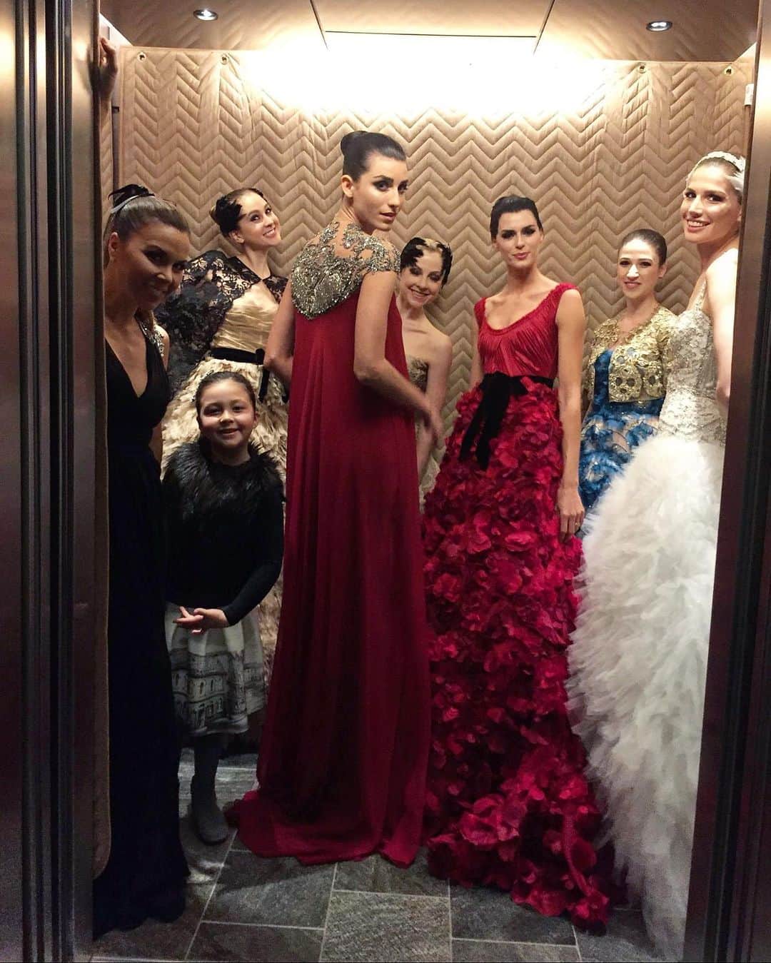 Monique Lhuillierのインスタグラム：「Beauty in Motion! #ThrowBack to the Los Angeles Ballet Gala ♥️♥️ #moniquelhuillier #bts」