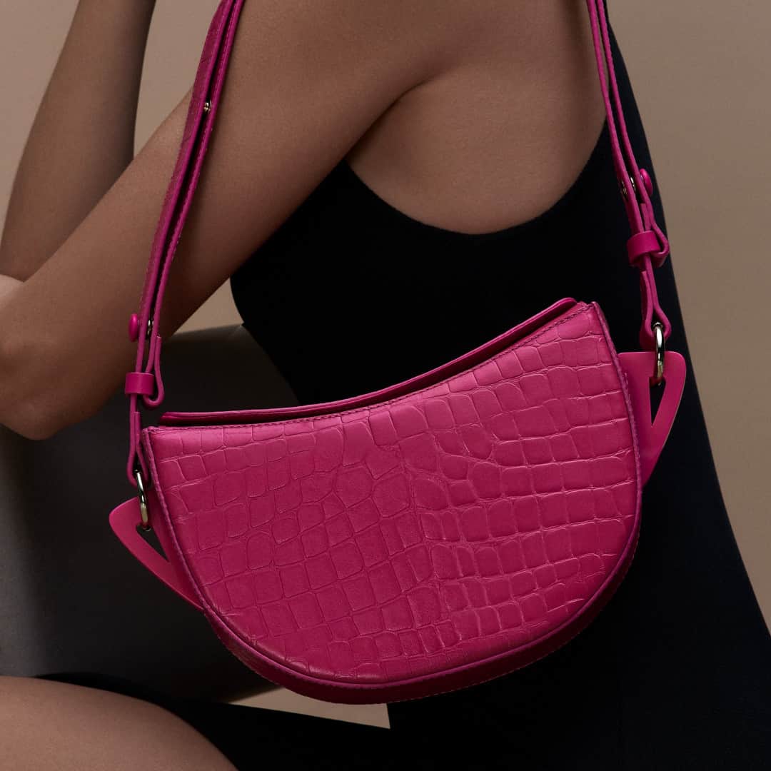 Schutzのインスタグラム：「THINK PINK ❤️ #schutzprefall」