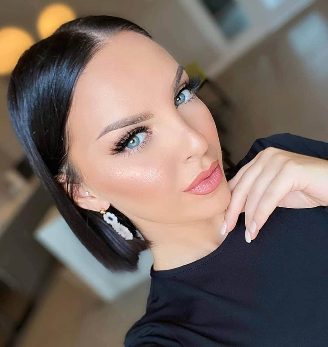 the Balmのインスタグラム：「@monapetre shining bright like a 💎 in Mary-Lou Manizer highlight 🤍  #thebalm #thebalmcosmetics #highlighter #makeup #beauty #glam #crueltyfreebeauty #cleanmakeup」