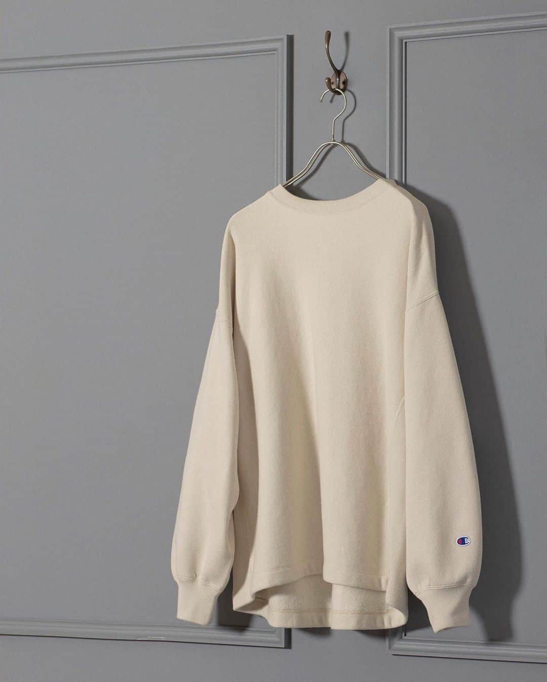 のインスタグラム：「ㅤㅤㅤㅤㅤㅤㅤㅤㅤㅤㅤㅤㅤㅤㅤㅤㅤㅤㅤㅤㅤㅤㅤㅤㅤㅤ 【WOMEN’S PICK UP ITEM】 冬から春先まで楽しめる裏起毛の＜Champion＞との別注スウェットプルオーバー。ストンと落ちた前後差のある着丈に、リラックス感のある柔らかなシルエットです。 ＜Champion＞×＜BEAUTY&YOUTH＞ SWEAT PULL OVER ￥13,200（tax in） #BEAUTYANDYOUTH #UNITEDARROWS #BYWOMEN21 #BYSS21 #champion   ㅤㅤㅤㅤㅤㅤㅤㅤㅤㅤㅤ—BY STORE ACCOUNT—  WOMEN @beautyandyouth_women_store MEN @beautyandyouth_men_store」