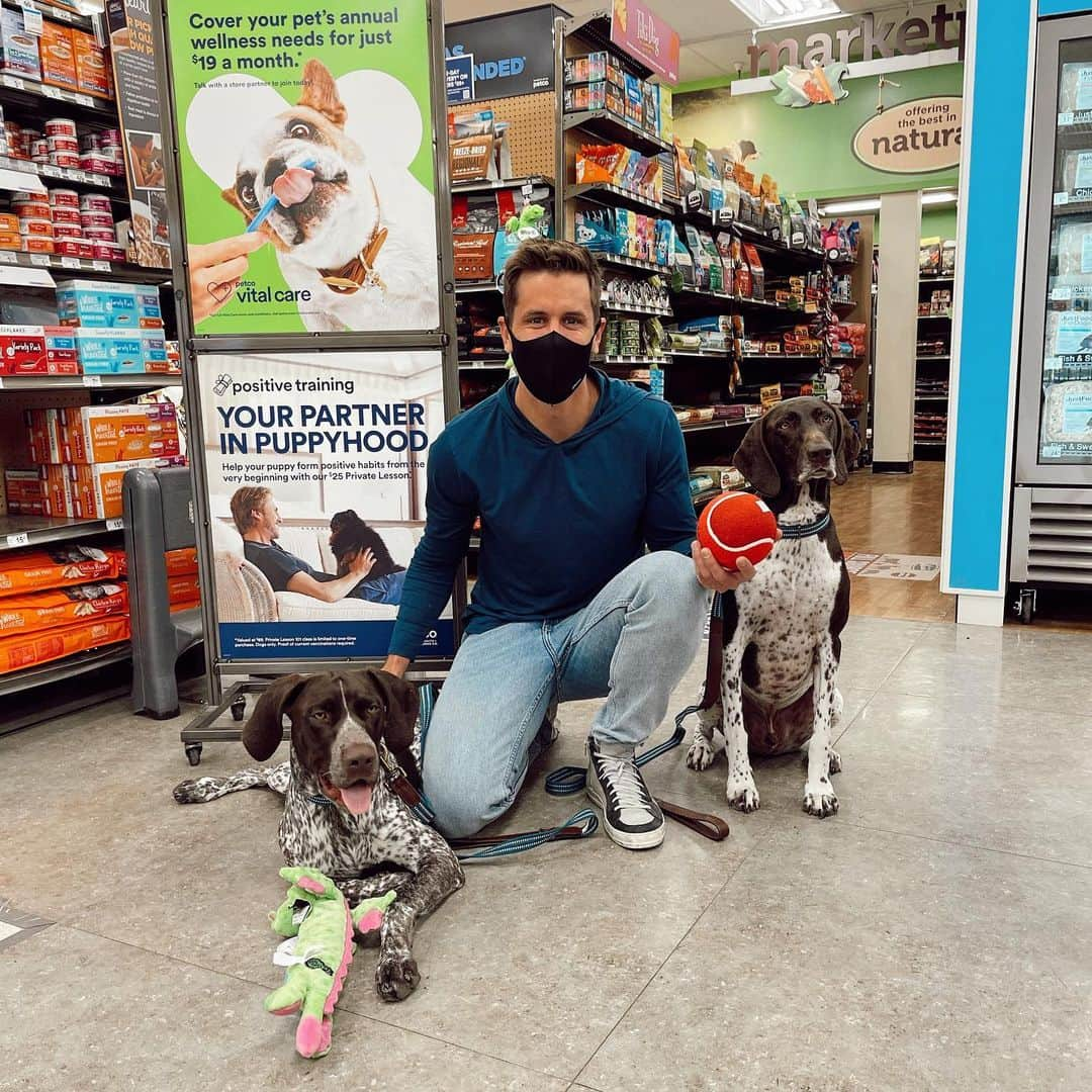 ジョーダン・ロジャースのインスタグラム：「Came for the nail trimming and teeth brushing, left with ALL the toys 🙄😂 #ad @Petco’s new Vital Care annual plan makes it so easy to stay up to date on your dogs’ nail trims, teeth brushes, and vet exams (which are available at select locations). Oh and I forgot to mention the best part – they get unlimited services all year with Vital Care! Between Jagger’s puppy vet check-ups and Jackson’s stinky breath, I know we’ll be taking full advantage of this program #PetcoVitalCare」