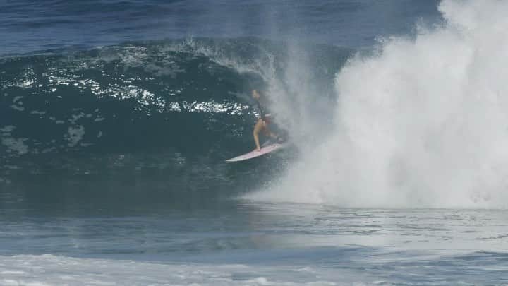 カリッサ・ムーアのインスタグラム：「Short but sweet. Little cheeky one from the other day... video/ @swellpatrol @vanstriplecrownsurf」