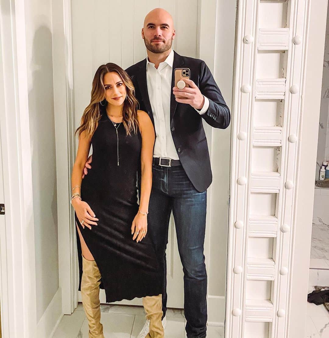 のインスタグラム：「We got dressed up. Excited to date him tonight ;)」