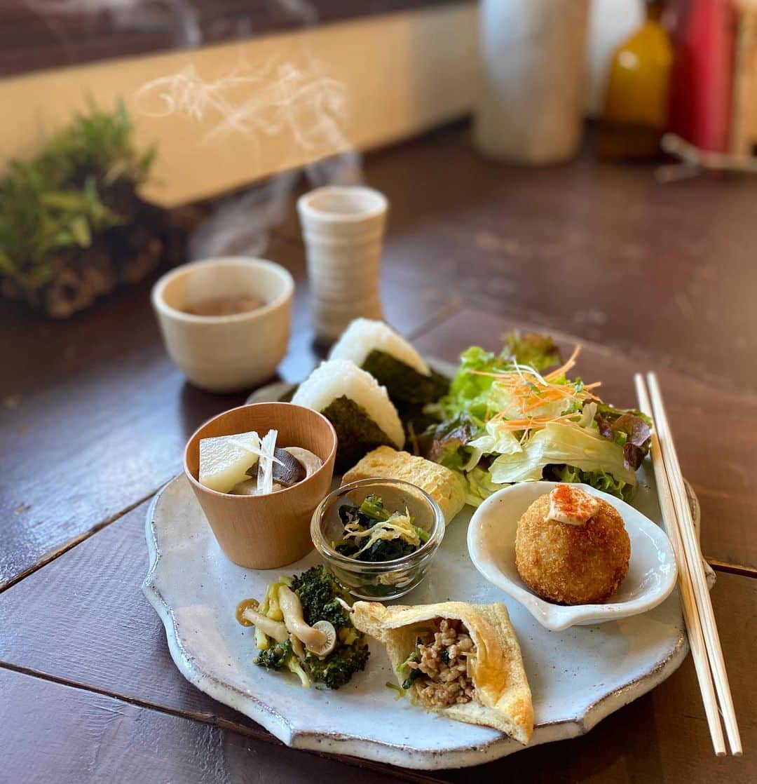 cafezakkagallery-flagのインスタグラム：「▪︎和食ランチのご案内▪︎ 1月のメニュー  おにぎり 里芋とレンコンコロッケ あげさんの薬味包み ブロッコリーの酢味噌辛子 小さいおでん だし巻き玉子 小松菜と干物の出汁和え お味噌汁  当日予約、テイクアウトなどお電話も可能です。 072-845-4566(11:00-16:30)  ソーシャルディスタンスも保ちつつ、 換気、アルコールと、 食後はマスク着用しつつ気をつけて参りたいと思いますので ご協力頂きゆっくりお楽しみくださいませ。  #cafeFLAG #cafezakkagalleryflag  #大阪カフェ #大阪カフェ巡り #枚方市 #枚方カフェ #和食ランチ #まったり」