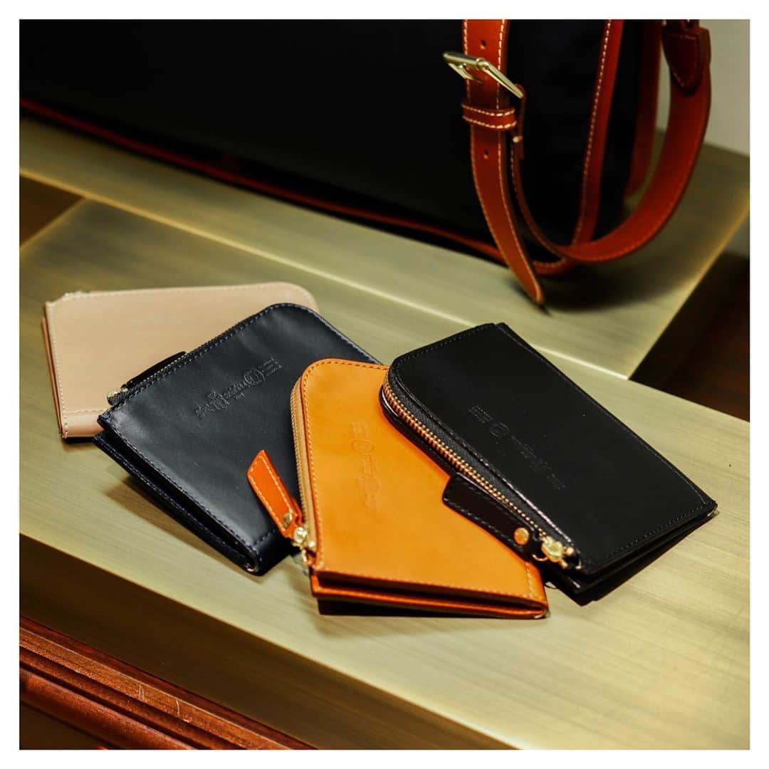 Felisi Japan 〔フェリージ〕のインスタグラム：「【Felisi Slim Wallet】 . 縁起のよい「春財布」。 様々なデザイン、素材、カラーの中から、 貴方のお気に入りの春財布を、 フェリージで選んでみてはいかがでしょうか。 . .  シンプルでスリムなL字型のスマートウォレット。 深さのあるお札ポケット、4室のカードポケットを備えており、 ファスナー付きの大きなポケットは大容量で、 コインは勿論、カードやキーなども収納いただけます。 片手に納まりの良いサイズ感で、バッグやポケットに すっきりと収めていただけます。2素材で展開。 . . . #felisi #felisiselection  #wallet #compactwallet #multiwallet #longwallet #slimwallet #slg #leathergoods #madeinitaly #フェリージ #財布 #お財布 #折り財布 #春財布 #長財布 #ウォレット #ロングウォレット #マルチウォレット #スリムウォレット #一粒万倍日 #天赦日 #革小物 #イタリア製」