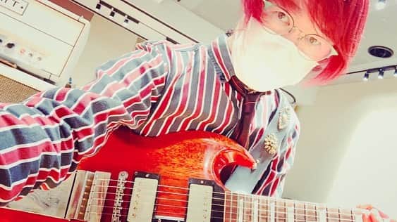 のインスタグラム：「おはようございます！！  『感情直結型ギタリスト』西川進です！！  ギターを弾くのって、、、本当に楽しいし、、、  音楽って、、、本当に素敵だって、、、  再確認する毎日です、、、。  この気持ちを届けられる日を、、、楽しみにしています、、、。  写真は、、、  シャツとギターの色が（あ、髪の毛も）コーディネートされていたので、、、  パシャリ、、、。  朝から可愛い愛犬「ミル」（白豆柴の女の子）、、、。  さっ！！ 今日もアレのリハーサルです！！ 気合い入れていきます！！ みなさん良き木曜日をおすごしくださいね！！  今日もみなさまの健康を祈っています！！  ＿＿＿＿＿＿＿＿＿＿＿＿＿＿＿＿＿＿  明日から連続3日！！ 新着動画公開です！！お楽しみに！！  「白豆柴のミルチャンネル」  https://www.youtube.com/channel/UCYk6QOaUhF8gXCnGH7tJprw  チャンネル登録とグッドボタン！是非お願いします！！  #愛犬　#白豆柴　#ミルチャンネル　#西川進　#ギター #ギタリスト　#究極幸福神」