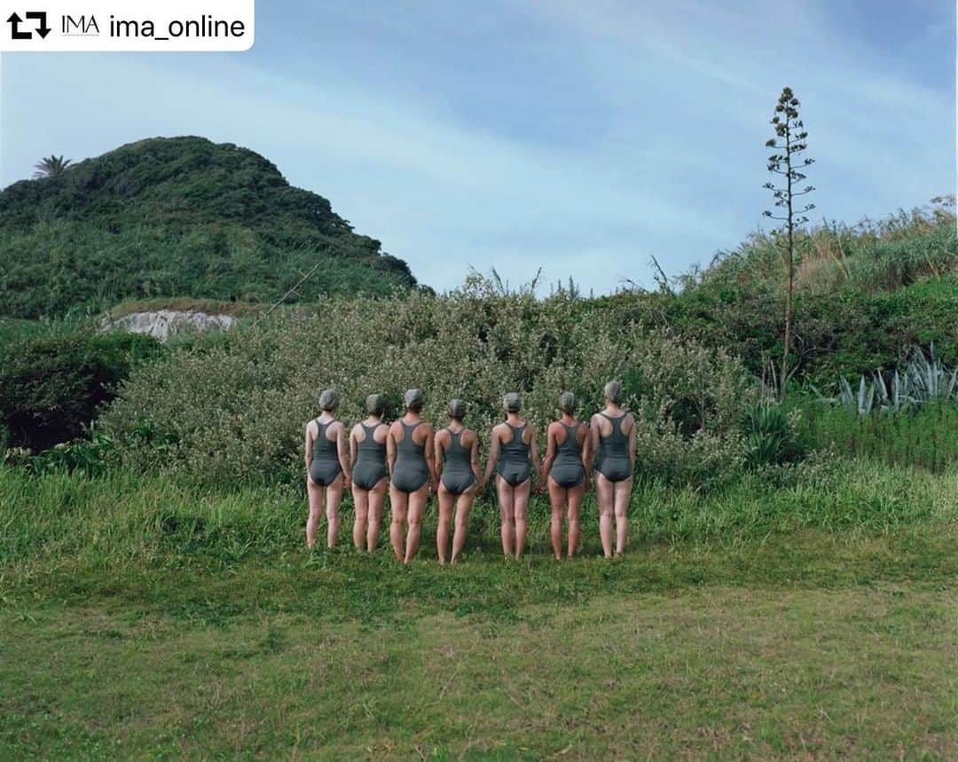横浪修さんのインスタグラム写真 - (横浪修Instagram)「#横浪修 #osamuyokonami #repost @ima_online ・・・ MIZUGI  このシリーズでは集団と匿名性を保ちながらも人の体温や湿度をもっと感じたいという人間的本能によって撮影に望んだ。そこには鮮やかで瑞々しい強い生命力が浮き彫りにされた瞬間があった。  ----- 横浪修｜Osamu Yokonami 1967年生まれ、京都府舞鶴市出身。文化出版局写真部を経て、中込一賀氏に師事。ファッションや広告などを多岐にわたって活動。著者に写真集『1000children』『100children』『Assembly』『Assembly snow』『MIZUGI』『PRIMAL』などがある。新刊『KUMO』をLibrarymanより刊行。 ----- #アートフォト #アート写真」1月14日 9時20分 - osamuyokonami