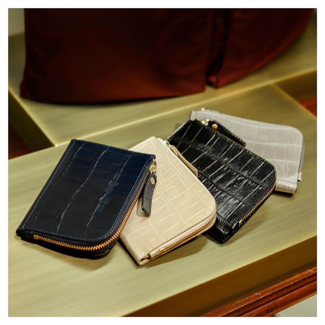 Felisi Japan 〔フェリージ〕のインスタグラム：「【Felisi Slim Wallet】 . 縁起のよい「春財布」。 様々なデザイン、素材、カラーの中から、 貴方のお気に入りの春財布を、 フェリージで選んでみてはいかがでしょうか。 . .  シンプルでスリムなL字型のスマートウォレット。 深さのあるお札ポケット、4室のカードポケットを備えており、 ファスナー付きの大きなポケットは大容量で、 コインは勿論、カードやキーなども収納いただけます。 片手に納まりの良いサイズ感で、バッグやポケットに すっきりと収めていただけます。2素材で展開。 . . . #felisi #felisiselection  #wallet #compactwallet #multiwallet #longwallet #slimwallet #slg #leathergoods #madeinitaly #フェリージ #財布 #お財布 #折り財布 #春財布 #長財布 #ウォレット #ロングウォレット #マルチウォレット #スリムウォレット #一粒万倍日 #天赦日 #革小物 #イタリア製」