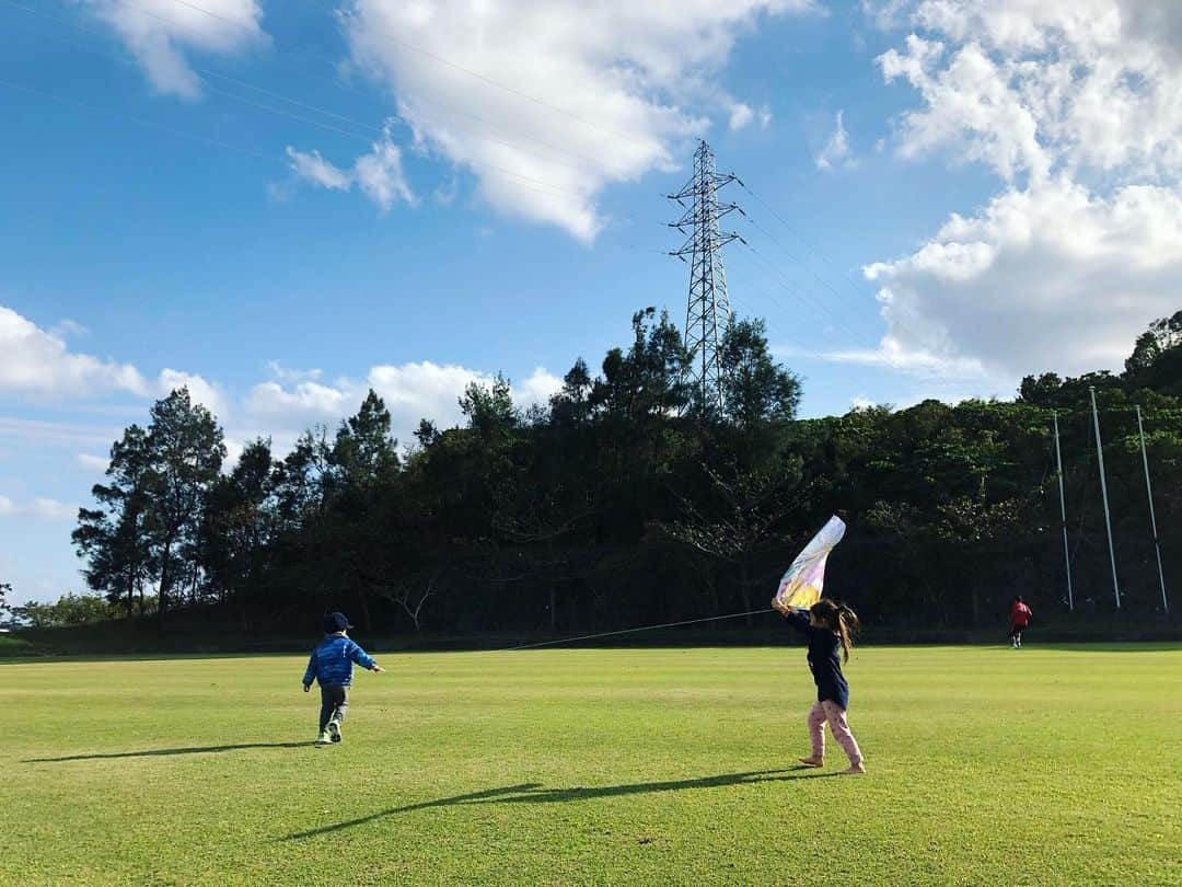 宮内知美のインスタグラム：「だーいぶ経ちましたが 新年 あけましておめでとうございます🎍  2020年はココタンがお空に行き 気持ちは喪中ですが、、、 2021年は 私も息子も チャレンジの年。 年齢に負けず コロナに負けず 明るい１年になりますよーに✨   3歳になり おしゃべりも上手になった息子は 休日に 大好きなガールフレンドと カイト🪁デート❤️  観てる親が 照れる　笑」