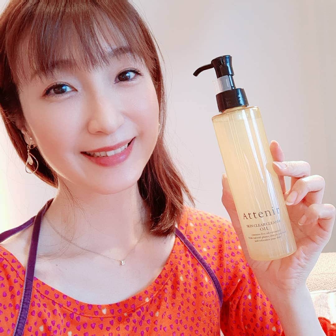 のインスタグラム：「【大人が使いたいオイルクレンジング♪納得のベスコス受賞品】  するっとメイクが落とせて お肌への負担が少ないので、リピ中❤️  最初はオイルクレンジングって乾燥するのでは？ と思ったけれど、これは全然です！  むしろ美容液で洗っているみたいに潤います😍  大人の肌くすみ「肌ステイン」の原因である 酸化と糖化にアプローチしてくれるのだとか✴️  くすみがなくなると、顔色が明るくなり、 イキイキとした印象になるよねっ🎵  香りも良いよ～😊  @attenir_official   #attenir #アテニア #スキンクリアクレンズオイル #肌ステイン #大人のクレンジング #ずっと使いたいクレンジング #monipla #attenir_fan #クレンジング #オイルクレンジング #藤原宏美 #美容 #美 #beauty #美肌ケア #スキンケア」