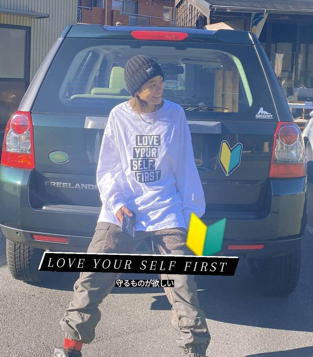 脇田恵子のインスタグラム：「@sowelu_ 大好きなソエルちゃんのメッセージ入りT👕 Love your self first.  いつもたまたまなのか元気がない時に 連絡くれて 恵子が幸せになるように願ってるよって 会うと弾ける笑顔で 笑わせてくれる大好きなお姉さん！  今までは身の丈で、自分らしく見栄張らないをモットーに 好きな自分でいる努力をするだった。  それが いつの間にか、"普通に" みんなできてることが やってみたくなったり  免許取ったりも車もそう 色々じぶんでやってみたり  今までやってなかったことやってみたら苦手な自分がいっぱい🤣で、 できなくても努力してる自分を認めてあげればいいのに。  うまくいかない自分が気に食わない 嗚呼気に食わないで。  気持ちが前向きじゃないから無理してたり だけど自分が選んだことだから 中途半端は許さない私の悪い癖で どんどん自分を責めちゃってもっとうまくいかない。笑  苦手な自分に向き合う努力やってきてなかった。好きとか嫌いとかじゃないのにねー。  そんな時のプレゼント👕♥️ 実はすごくジーンってした。  わたしもソエルちゃんみたいに 人を動かす人間でいたいものです。  大好きなお姉ちゃんありがとう❤️  #車ぶつけた #ドア開かない #タイヤガタガタ #結構凹んでる めっちゃ気をつけてるのに無意識に急ハンドルでドコーン 無意識な衝動的な自分の行動が怖い。 大体自分の人生もそんな感じ。笑  そんな自分に常に連呼してみよう Love your self first」