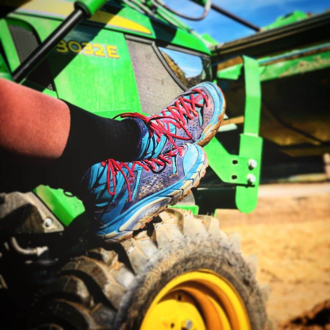 ケリスのインスタグラム：「Twirkin' !!!! Perfect work footware  @hokaoneone @johndeere #farmraised #farmlife」