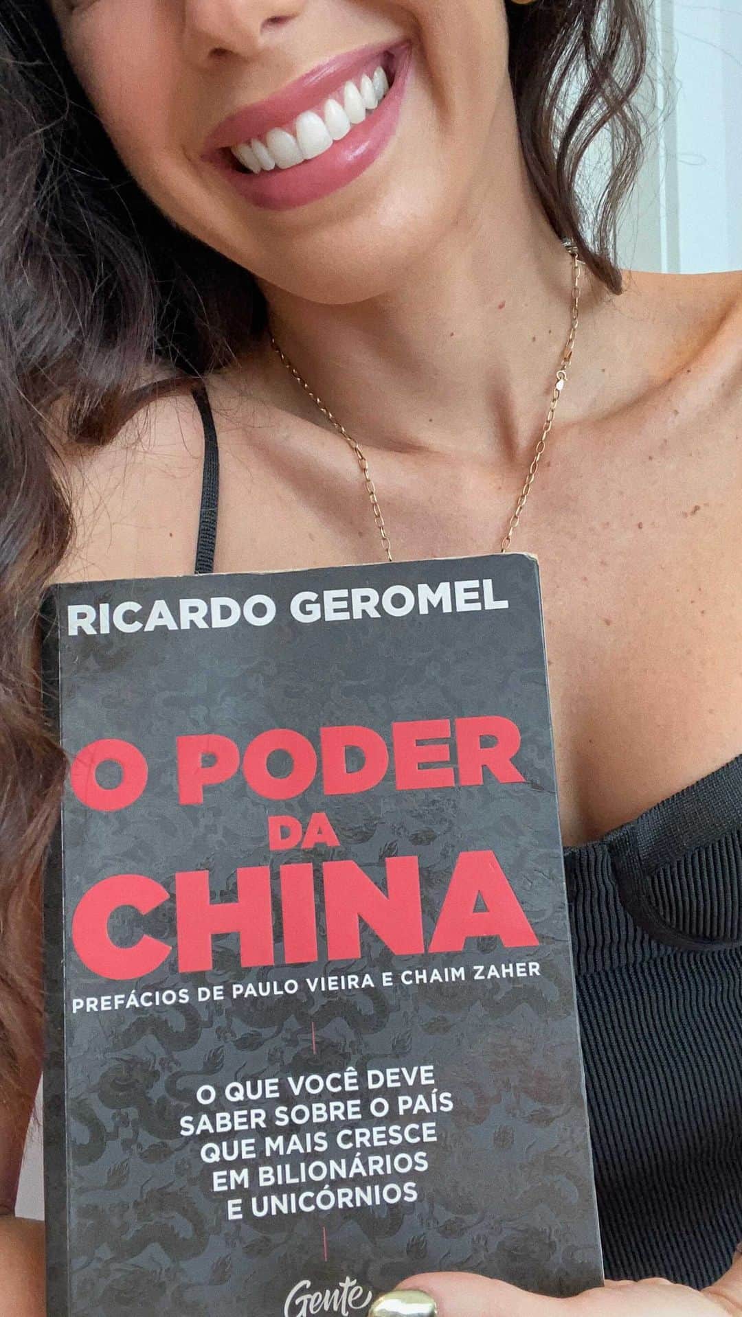 のインスタグラム：「Está mais do que na hora de se aprofundar e estudar sobre as particularidades do país que já é a maior economia do mundo e está prestes a desbancar os EUA do posto de potência mundial. Nesse vídeo, um review em 5 minutos do livro “O Poder da China”, de @ricogeromel, uma das minhas fontes de estudo sobre o tema! Quem aí já leu? - PS: minha viagem pra lá foi em novembro de 2019 (tá nos destaques!), é que gravei o vídeo ano passado!」
