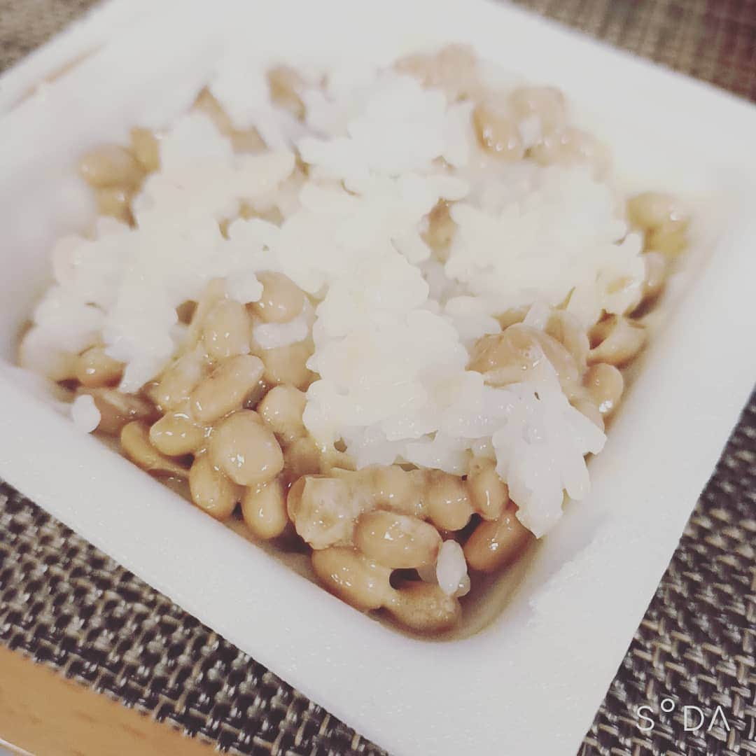 松本隆博のインスタグラム：「。 納豆はこうして納豆側に ご飯を入れて食べる… こうする事でお茶碗が 洗い易い(^_^)ノ。 …ホテルのモーニング でこの食べ方してたら 横の外国人団体客が それを見てみんな、僕の 真似をして食べていた (ﾟДﾟ)ﾉ…母国できっと ｢納豆はこうして食べるん だよ～｣と広めている事 だろう(^o^)/  ～人生遊歩道～」