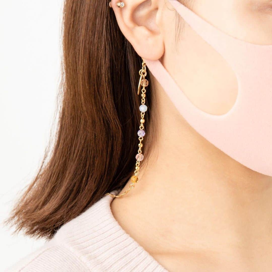 Samantha Thavasaさんのインスタグラム写真 - (Samantha ThavasaInstagram)「Samantha Mask Chain 便利で可愛いマスクチェーンが話題💗  マスクを着けているとき、まるで、 イヤリングを着けているかのような煌めきをプラス✨  お顔まわりを華やかに彩って♪  glass beads version pearl version ¥2,700+tax  #samanthathavasa#21ss#2021#spring#samanthamaskchain#maskchain#maskstrap#mask#trendy#fashion#style#サマンサタバサ#春夏#サマンサマスクチェーン#マスクチェーン#マスクストラップ#マスク」1月14日 9時35分 - samantha.thavasa_official
