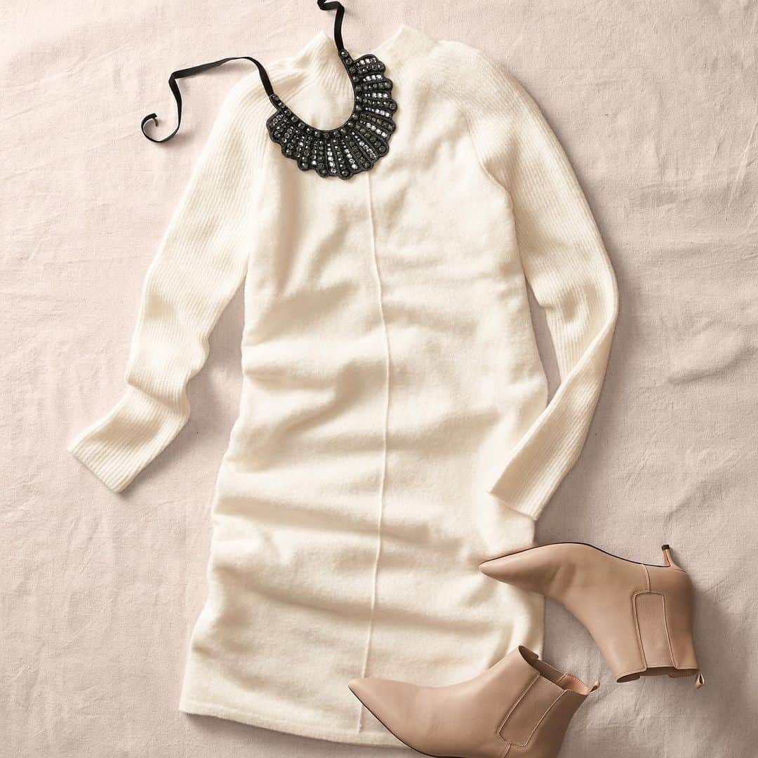 Banana Republic のインスタグラム：「Effortless style as easy as 1-2-3: pair our Mock-Neck Sweater Dress, Kitten-Heel boot and Notorious Necklace. Talk about making the numbers. Tap to shop.」