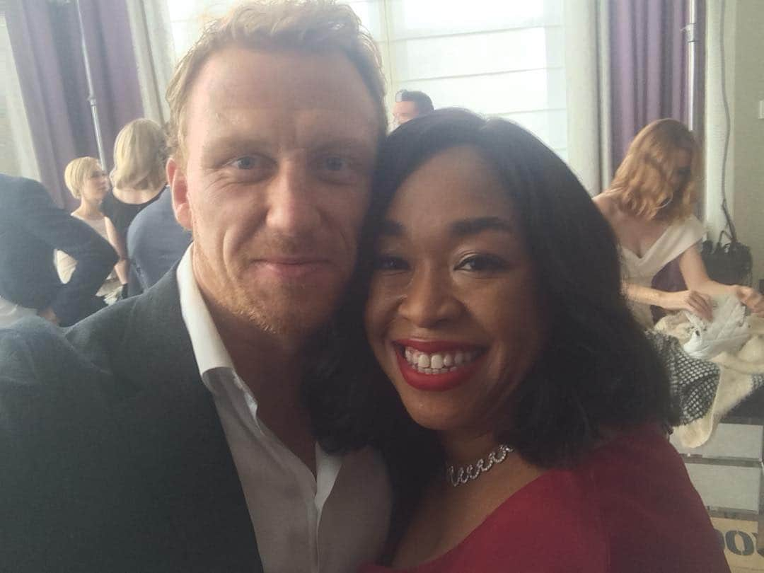 ケヴィン・マクキッドのインスタグラム：「Happy happy birthday to @shondarhimes !!!! Xo @greysabc」