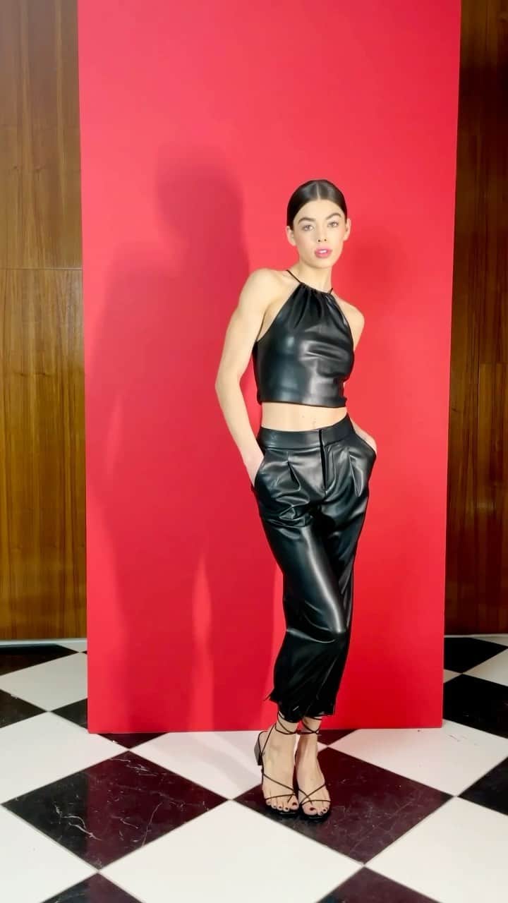 アリス+オリビアのインスタグラム：「the zumi top makes your boobs look 16 again! Styled here with vegan trousers, vegan joggers and cuff shorts!)」