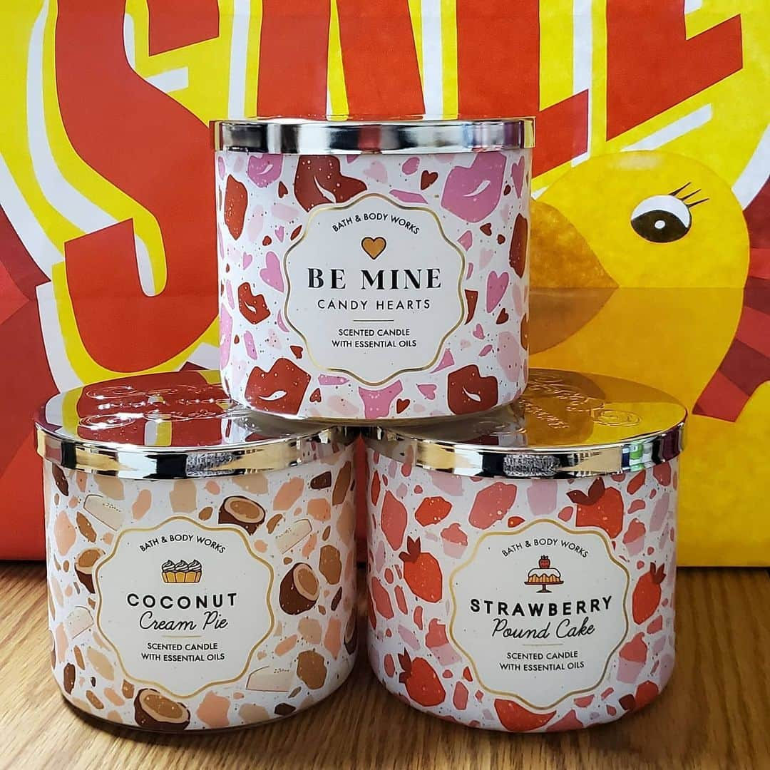 Bath & Body Worksさんのインスタグラム写真 - (Bath & Body WorksInstagram)「When you go for the Sale & stayed for the NEW Candles 😍These NEW sweet treats are arriving daily! Drop a 🧁 if you're treating yourself!」1月14日 9時47分 - bathandbodyworks