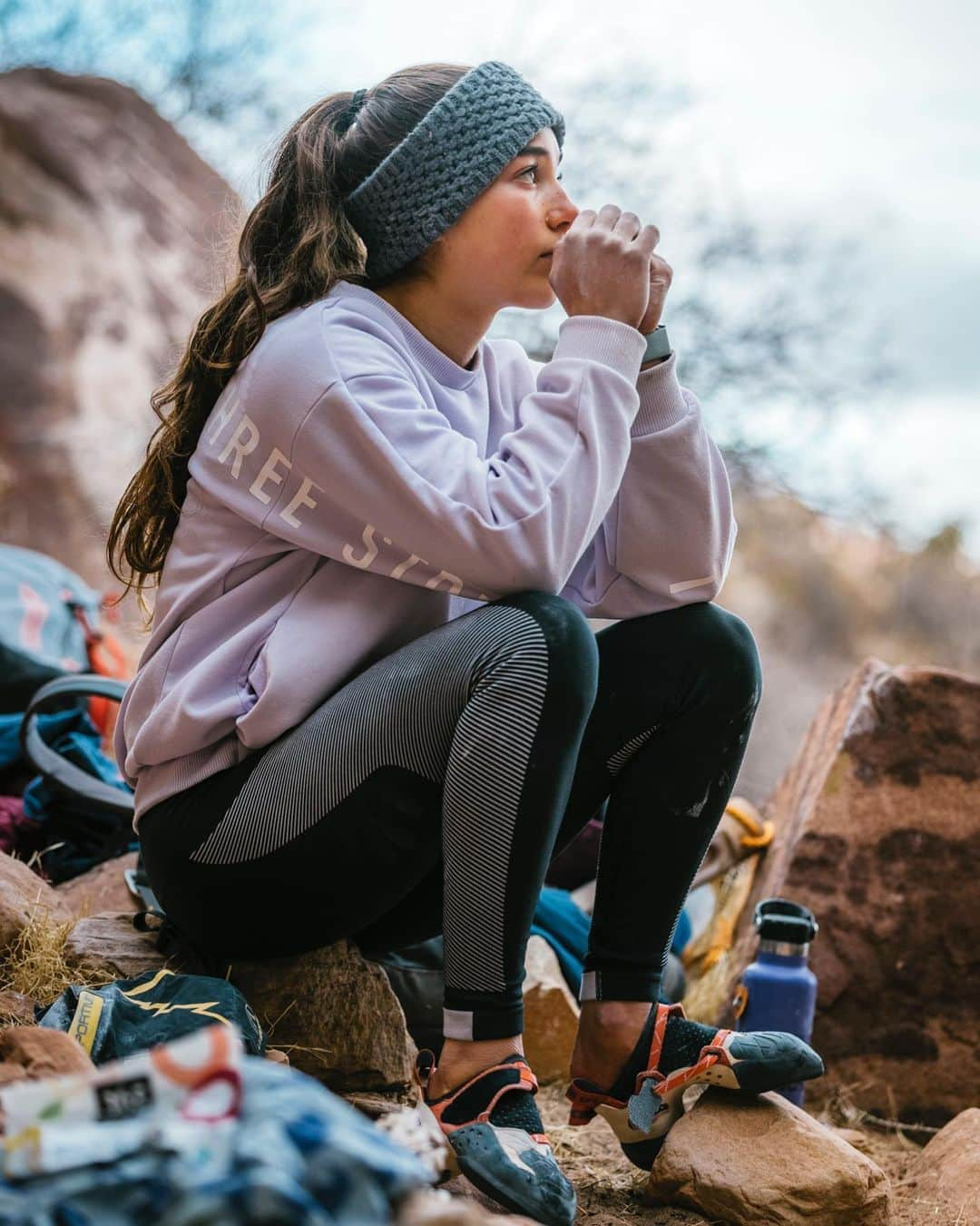 ブルック・ラバウトゥーのインスタグラム：「Just left Vegas after two weeks in red rocks and I am walking away feeling unaccomplished. This trip was the first time I decided to find a project and put most of time into that particular climb, rather than trying to do lots of boulders that were not at my max level. To be quite honest it feels hard to walk away without much on my tick list. I’m currently in Salt Lake City to get back to training and cleanse my mind after a straining couple weeks of failure. I’m planning on going back to Vegas soon to put more time into this beautiful line.  • I’m very thankful for the support from @finn.stack and @nikolaimilburn as well as @shawnraboutou on this Boulder, making the projecting process more fun! Swipe to see a full pad stack so I could work the last few moves😂 • For now enjoy these photos of me thinking, falling and working! 📸 on Trieste by the talented @jess_talley @jonglassberg @louderthan11」