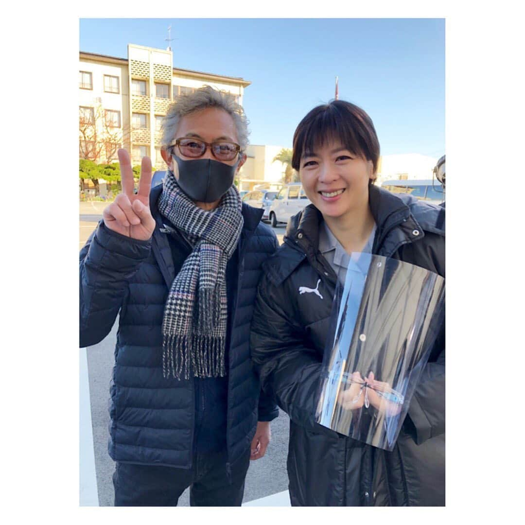 中山忍さんのインスタグラム写真 - (中山忍Instagram)「長谷川康 監督✨  遺留捜査 オールアップ時の晴れやかな笑顔の一枚！  お洒落で寡黙な長谷川監督が笑ってくれると安心しました😊  細やかに ひとつひとつ積み重ねていくような 長谷川監督の世界観  今夜20:00〜OAです！ お楽しみに🙌  #長谷川康監督 木曜ミステリー #遺留捜査 初回2時間スペシャル 2021年1月14日(木)20:00〜OA #テレビ朝日」1月14日 9時49分 - _shinobu_nakayama_