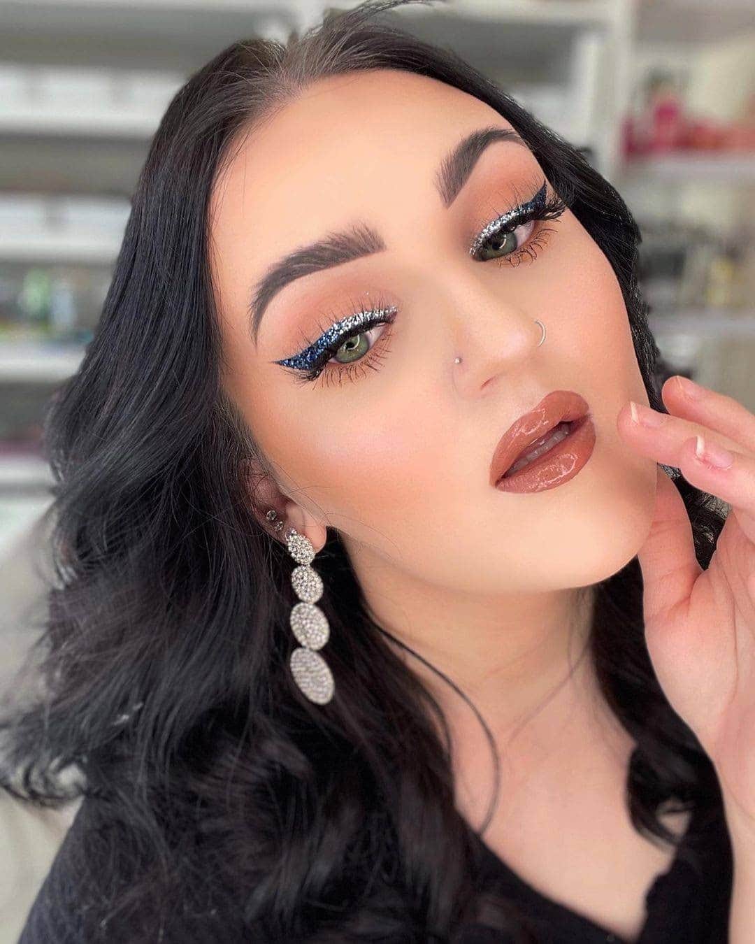 NYX Cosmeticsさんのインスタグラム写真 - (NYX CosmeticsInstagram)「IYKYK 😉 @mikaylajmakeup compliments this glittery #EOTD with our new Shine Loud High Shine Lip Color in 'Global Citizen' 💋 Shop the restock exclusively at nyxcosmetics.com and @ultabeauty🏃‍♀️💨 • #nyxcosmetics #nyxprofessionalmakeup #crueltyfreebeauty #veganformula」1月14日 9時59分 - nyxcosmetics