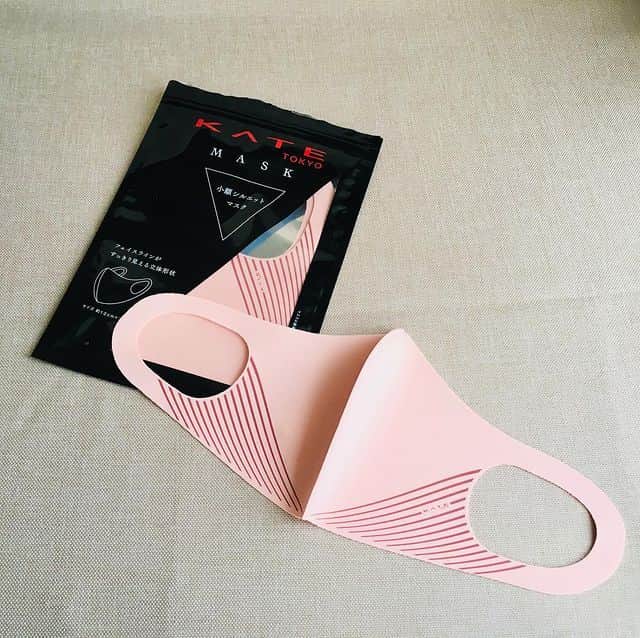 MERY BEAUTYさんのインスタグラム写真 - (MERY BEAUTYInstagram)「.⁣ 【数量限定】KATEの小顔シルエットマスクですっきり見せ♡⁣ .⁣ 『KATE（ケイト）』から新発売された「小顔シルエットマスク」はフェイスラインがすっきり見えるように設計されたマスクなんだそう。カラーはブラック・ピンク・ラベンダー・ライトベージュの4色展開です。気分に合わせて変更できそうです。洗って繰り返し使用することができるのもポイントです！⁣ .⁣ KATE（ @kate.tokyo.official_jp ）⁣ 小顔シルエットマスク（2枚入り）⁣ .⁣ photo by junco_start.makeup⁣ @moonue_31⁣ .⁣ MERYでは他にも「かわいい」に近づくさまざまな情報を発信しています。⁣ @mery.jp かわいいに近づく情報をたっぷりご紹介！⁣ @mery_spot 話題のカフェやお出かけスポット情報をお届け♡⁣ @_meryshop_ MERYセレクトの可愛いアイテムがたくさん⁣⁣ こちらもぜひチェックしてみてください！⁣ .」1月14日 10時00分 - mery.beauty