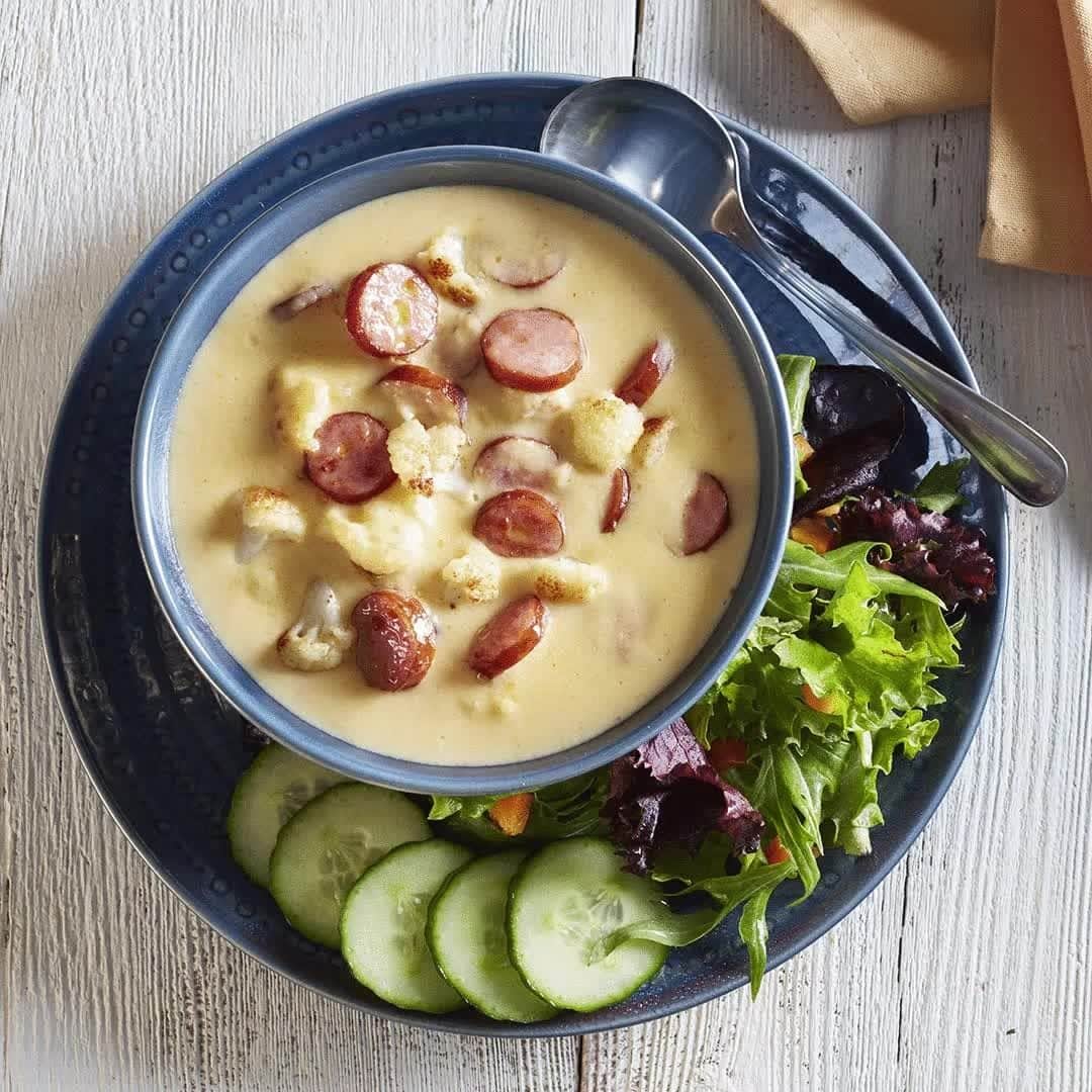 ジョンソンヴィルのインスタグラム：「It's sausage-y. It's soup-y. It's cheesy. And wouldn't you know, it fits right in to keto meal planning. Eating better doesn't mean you have to compromise on flavor. Dig in to this Beddar Cheddar Cauliflower Soup stat. Recipe at link in bio.」