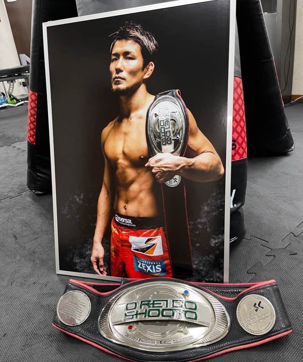 岡田遼のインスタグラム：「長尾先生ありがとうございます！  #長尾迪 #第11代修斗世界バンタム級チャンピオン」