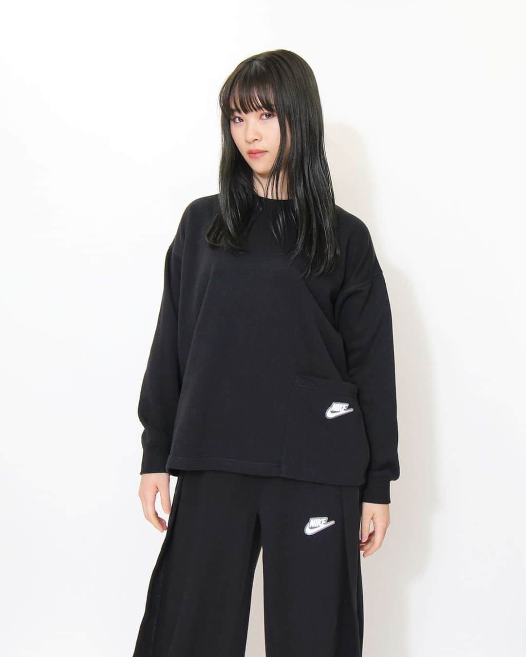 A+Sのインスタグラム：「in stock now  ■NIKE WMNS NSW EARTHDAY FT L/S CREW COLOR : BLACK SIZE : XS - 2XL PRICE : ¥7,500 (+TAX)  MODEL : 165cm (size S)  リサイクル素材とオーガニック素材を混紡したフレンチテリーフリースで、重ね着の定番をアップデート。全体に配したステッチのディテールが生み出す独特のパターンが、この気楽なスタイルのサステナブルなデザインを表現。   The French terry fleece, which is a blend of recycled and organic materials, updates the standard layering. The unique pattern created by the stitching details throughout expresses this easy-going style of sustainable design.  #a_and_s #NIKE #NIKENSW #NIKEEARTHDAY」