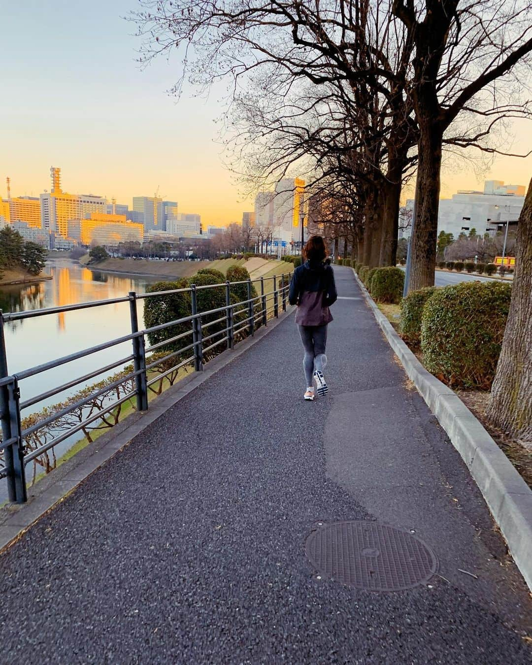 大杉亜依里さんのインスタグラム写真 - (大杉亜依里Instagram)「久々に皇居ランをしました。﻿ ランニングステーションは昨日オープンした新しいランニングステーション @reraku_pro を利用😊🌿﻿ ﻿ Re.Ra.Ku PROランニング竹橋皇居前店では、これまでのようなランニングステーション利用はもちろん、Re.Ra.Kuのボディケアも受けられるんです。﻿ リラクを運営するメディロムと、大迫傑選手が共同開発された「Suguru Osako ランニングボディケア」の施術を体感できるそうですよ。 ﻿ 店内奥の窓越しからは皇居が目の前に見え、日差しもたっぷり入ってくるので心のリラックス効果も😌☀️﻿ 足元は芝になっていて、そこでストレッチをしてもいいんだそうです。﻿ 自分を労り、身体をケアする習慣がつきそうな気持ちの良い空間🙏✨﻿ ﻿ 昨年受けたランニングインストラクターの講座の中でも、走るだけじゃなく予防やアフターケアの大切さを痛感していたところだったので、ランニングステーションと一体型のこうしたケア施設は素晴らしいと感じました。﻿ 多くのランナーに知ってもらい、利用してもらいたいですね☺️﻿ ﻿ 寒くなってきたのと外出自粛で走ることへの気が進まない最近でしたが、やっぱり外の空気は良いですね🏃🏻‍♀️﻿ 気持ちが落ち込まないように、自分なりのリフレッシュを持っておきたい。﻿ ﻿ 私の場合は密集には行かないで、人混みは避けて…﻿ 走る！（歩くでもよし）かな。やっぱり🤣 ﻿ #やっぱ走る﻿ #時々歩く﻿ #人混みは避けよう #空腹すぎて自慢のフォームが台無し﻿ #大事なのは見た目より気持ちです #この日の相棒は﻿ #OnCloud #感謝の気持ち」1月14日 15時38分 - osugiairi_official