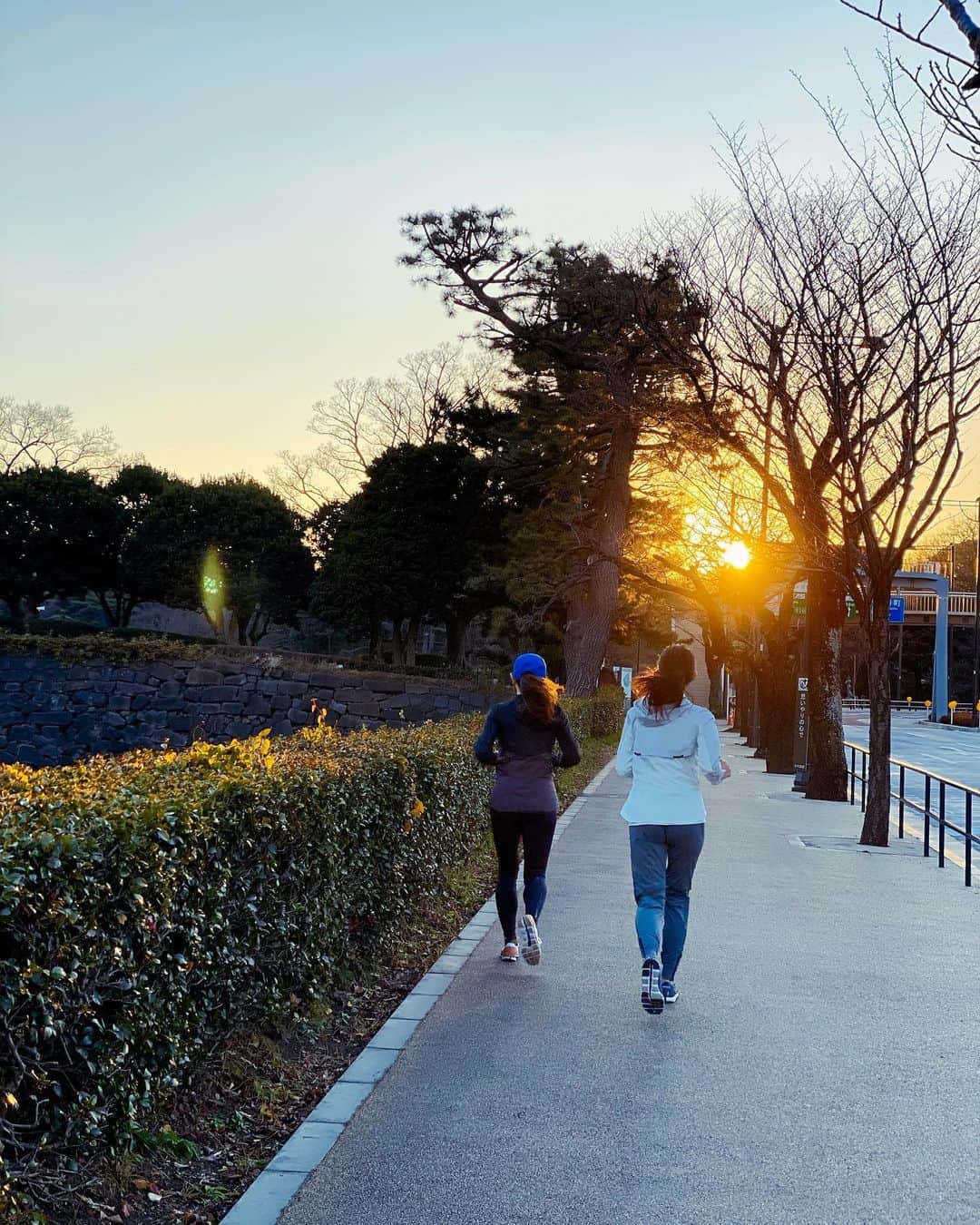 大杉亜依里のインスタグラム：「久々に皇居ランをしました。﻿ ランニングステーションは昨日オープンした新しいランニングステーション @reraku_pro を利用😊🌿﻿ ﻿ Re.Ra.Ku PROランニング竹橋皇居前店では、これまでのようなランニングステーション利用はもちろん、Re.Ra.Kuのボディケアも受けられるんです。﻿ リラクを運営するメディロムと、大迫傑選手が共同開発された「Suguru Osako ランニングボディケア」の施術を体感できるそうですよ。 ﻿ 店内奥の窓越しからは皇居が目の前に見え、日差しもたっぷり入ってくるので心のリラックス効果も😌☀️﻿ 足元は芝になっていて、そこでストレッチをしてもいいんだそうです。﻿ 自分を労り、身体をケアする習慣がつきそうな気持ちの良い空間🙏✨﻿ ﻿ 昨年受けたランニングインストラクターの講座の中でも、走るだけじゃなく予防やアフターケアの大切さを痛感していたところだったので、ランニングステーションと一体型のこうしたケア施設は素晴らしいと感じました。﻿ 多くのランナーに知ってもらい、利用してもらいたいですね☺️﻿ ﻿ 寒くなってきたのと外出自粛で走ることへの気が進まない最近でしたが、やっぱり外の空気は良いですね🏃🏻‍♀️﻿ 気持ちが落ち込まないように、自分なりのリフレッシュを持っておきたい。﻿ ﻿ 私の場合は密集には行かないで、人混みは避けて…﻿ 走る！（歩くでもよし）かな。やっぱり🤣 ﻿ #やっぱ走る﻿ #時々歩く﻿ #人混みは避けよう #空腹すぎて自慢のフォームが台無し﻿ #大事なのは見た目より気持ちです #この日の相棒は﻿ #OnCloud #感謝の気持ち」