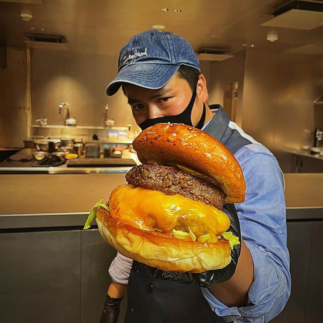 堀江貴文さんのインスタグラム写真 - (堀江貴文Instagram)「#wagyu #wagyumafia #hamburger #新店舗で展開する一万円の和牛100%ハンバーガー #美味しくないわけがない #夕食 #料理 #美味しい #ごはん  #food #foodlovers #foodie  #delicious #foodoftheday #foodgasm  #yum #yummy #tasty #eat #eating #hungry #foodpics #fresh #tasty #eating #foodpic #instafood」1月14日 15時38分 - takapon_jp