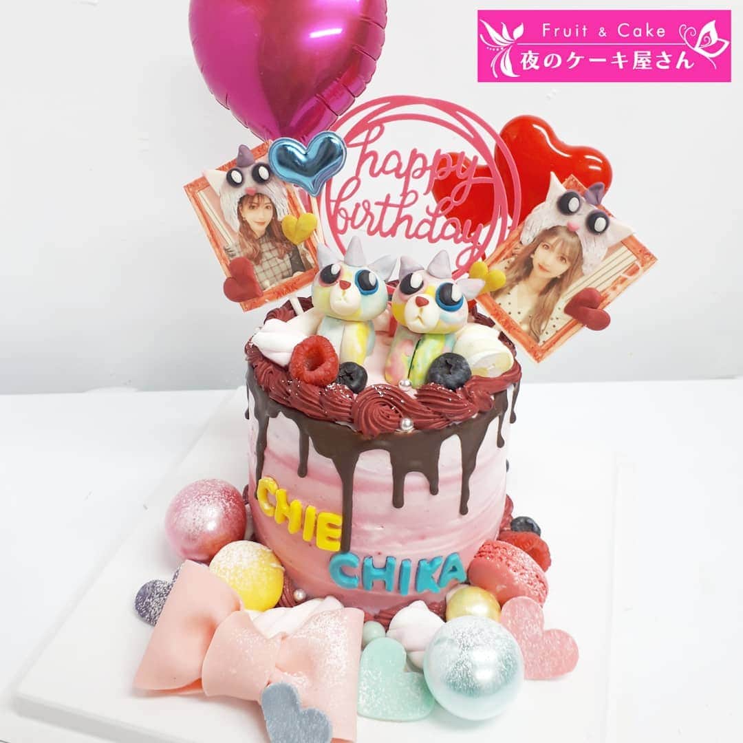 のインスタグラム：「【ちえちかさんHBD🎂💓】 @yoshikawachie16 @yoshikawachika1116 去年、バタバタで全く投稿できなかった思い出のケーキたちを投稿させていただきます😍💓 : 原宿のモンスターカフェでのクリスマスパーティーで、サプライズバースデー企画🎂🎉 リリカさんとさくりなさんによる、ちえちかさんへのサプライズ誕生日ケーキです🐱💕 @ririkakotobuki @rina__sakurai モンスターカフェだから、双子モンスター🐱作って、おふたりの写真にもモンスターのかぶりもの付けてみました💞 : インスタ映えなキャットルーム🐱💕 : いつも色んなケーキを作らせてくれて、かわいい写真撮ってくれて、楽しませてくれるリリカさん😢🎂✨ 大好きです💓 : まだまだ投稿していないケーキ写真がたくさんあるので、 自粛明けのお祝いケーキの参考になればと思い、たくさん投稿します🙋🎂 早く、安心してみんなでパーティーできる日々が戻りますように🙏💕 : #夜のケーキ屋さん #オーダーケーキ #写真ケーキ」