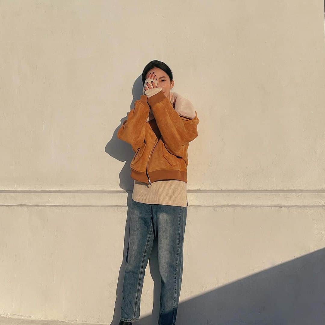 チャン・チュンニンさんのインスタグラム写真 - (チャン・チュンニンInstagram)「多久沒有被太陽曬到眼睛睜不開的感覺 享受一下這樣的好天氣  好滿足  好幸福  外套、褲子 @20s_tnewties_tw」1月14日 15時33分 - jiechang_