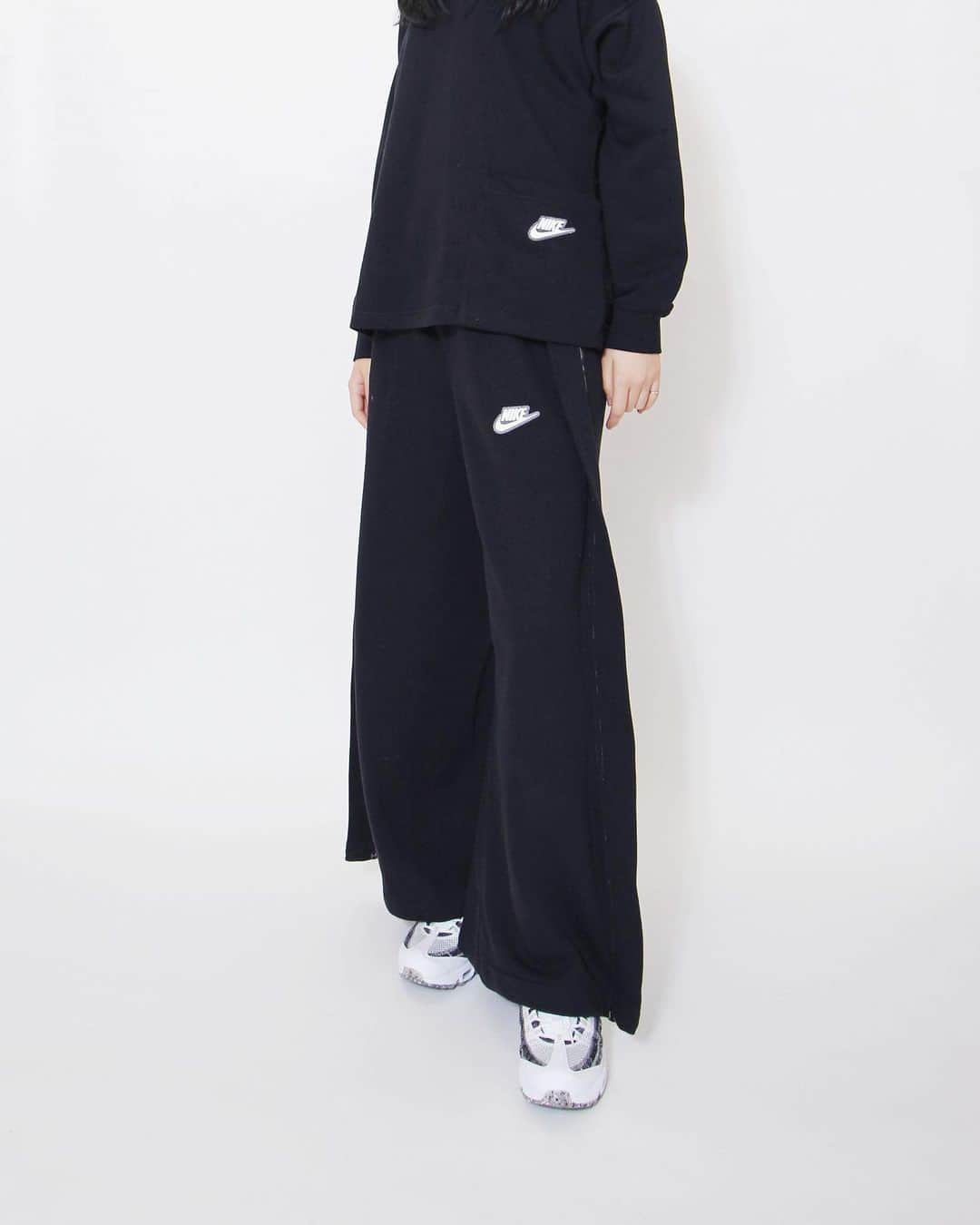 A+Sのインスタグラム：「in stock now  ■NIKE WMNS NSW EARTHDAY FT PANT COLOR : WHITE , BLACK SIZE : XS - L PRICE : ¥7,500 (+TAX)  MODEL : 165cm (size S)  リサイクル素材とオーガニック素材を混紡したフレンチテリーフリースで、重ね着の定番をアップデート。全体に配したステッチのディテールが生み出す独特のパターンが、この気楽なスタイルのサステナブルなデザインを表現。   The French terry fleece, which is a blend of recycled and organic materials, updates the standard layering. The unique pattern created by the stitching details throughout expresses this easy-going style of sustainable design.  #a_and_s #NIKE #NIKENSW #NIKEEARTHDAY」