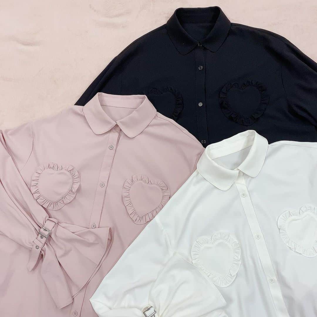 Ank Rougeさんのインスタグラム写真 - (Ank RougeInstagram)「. .【press】 . . ビッグサイズのシャツチュニックは 1枚でさらっと着ていただけるアイテムです💕 お袖のベルトが付いており メリハリスタイリングに✨ . . ハートポケットBigシャツチュニック white/pink/black ￥9,400+tax . . AnkRouge店舗今週入荷＆ 公式通販サイトAilandにて好評販売中✨ . . #ankrouge #newarrivals #spring #tunic #onepiece #heart #casual」1月14日 15時34分 - ankrouge_official